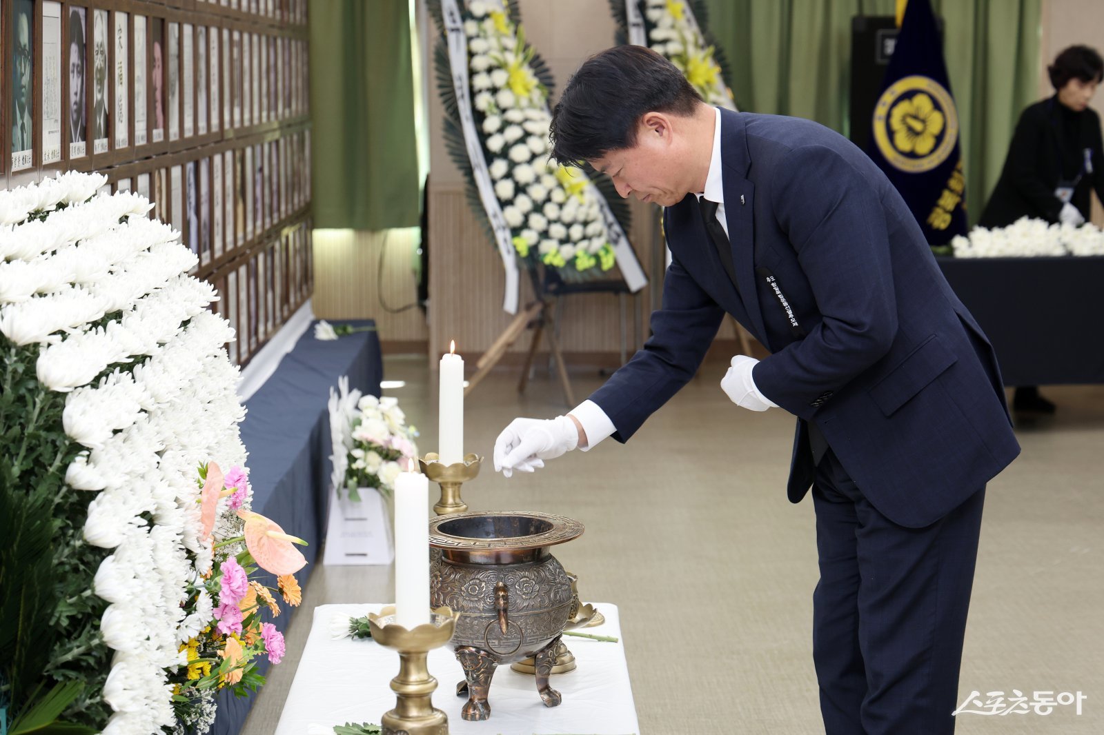 조용익 부천시장 헌화를 하고 있다. 사진제공|부천시