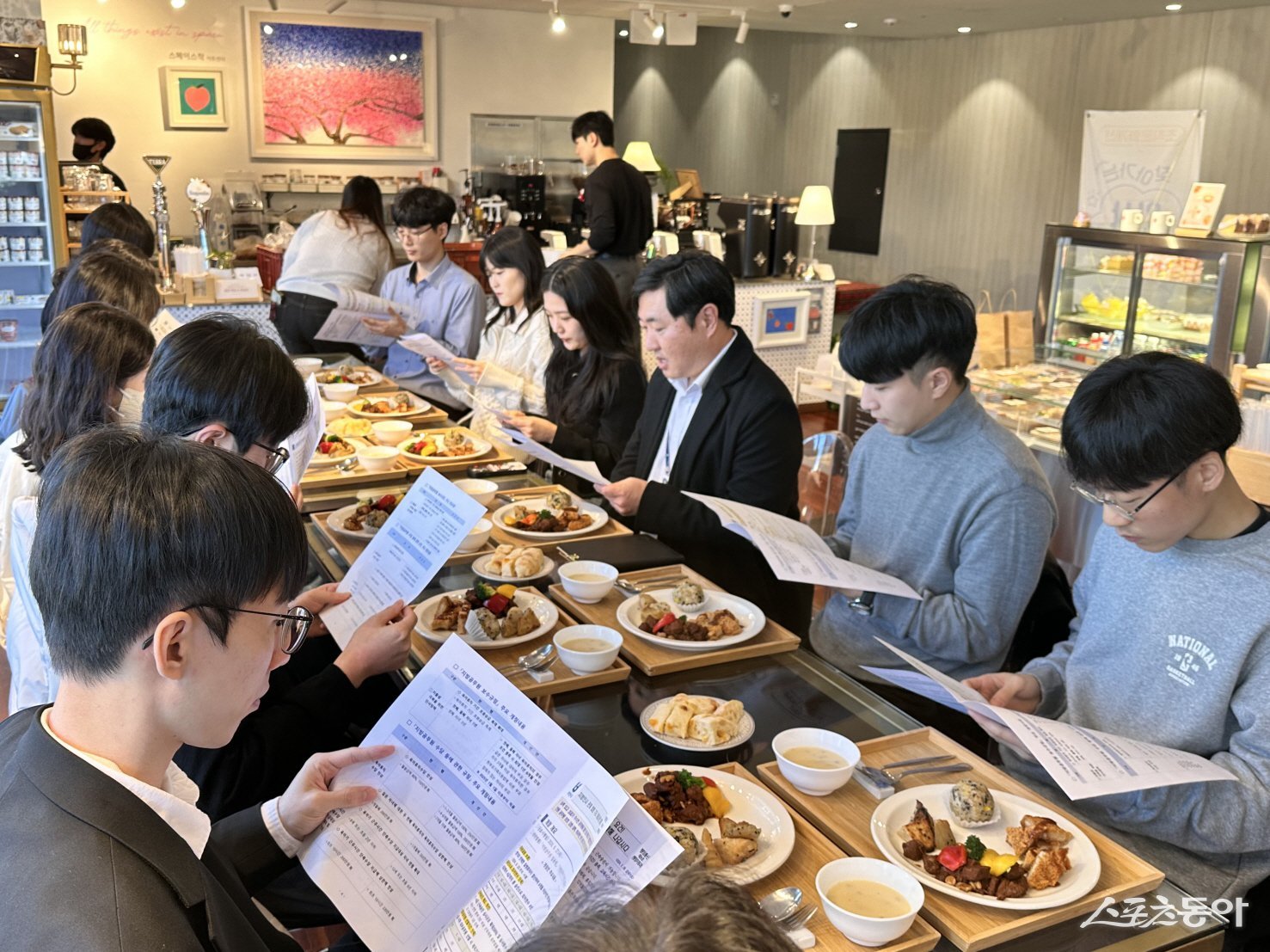 부천시 행정지원과 인사팀 직원들이 시청 신규 공무원들 대상으로 찾아가는 인사 상담방을 진행하고 있다. 사진제공|부천시