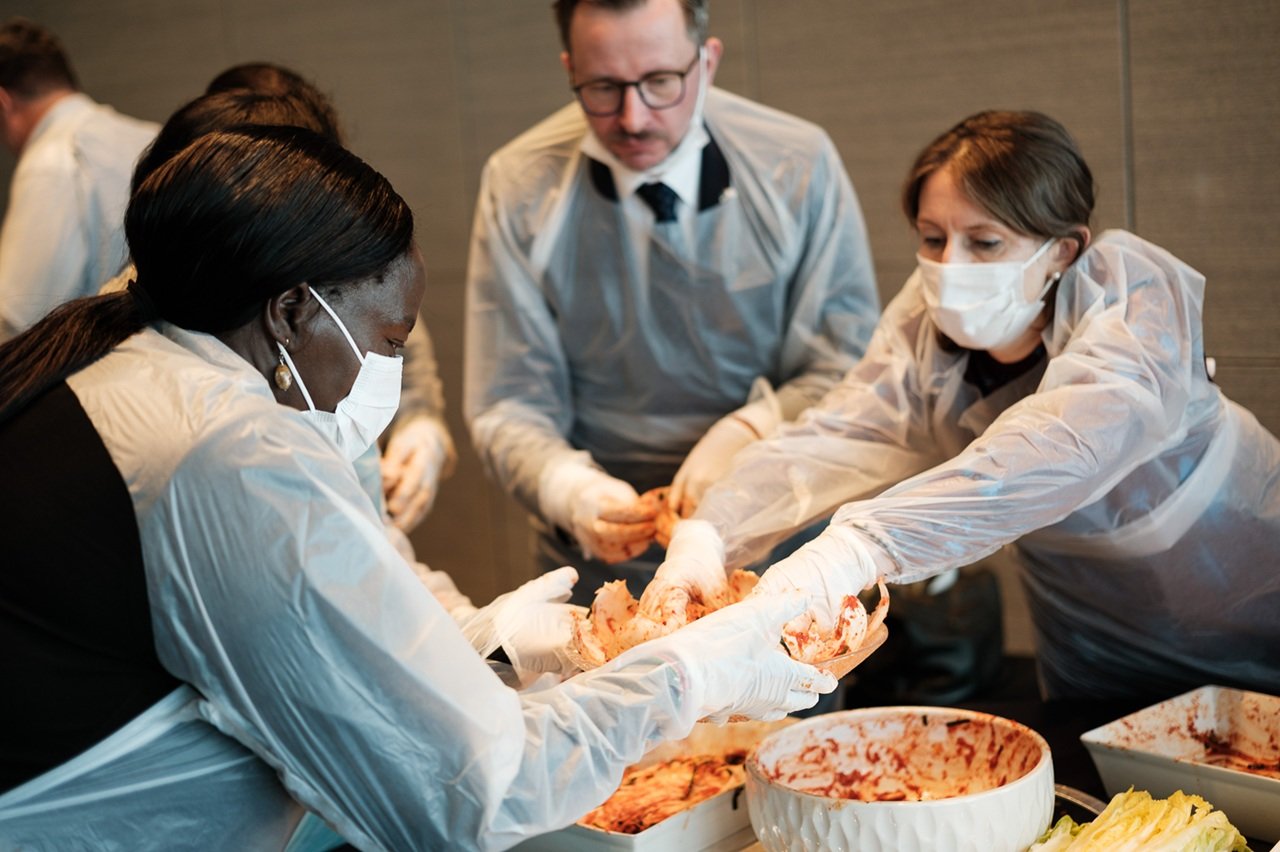 11월 21일 열린 롯데호텔앤리조트의 ‘김치의 날 외교 오찬행사’에서 각국 대사들이 김장 체험을 하고 있다