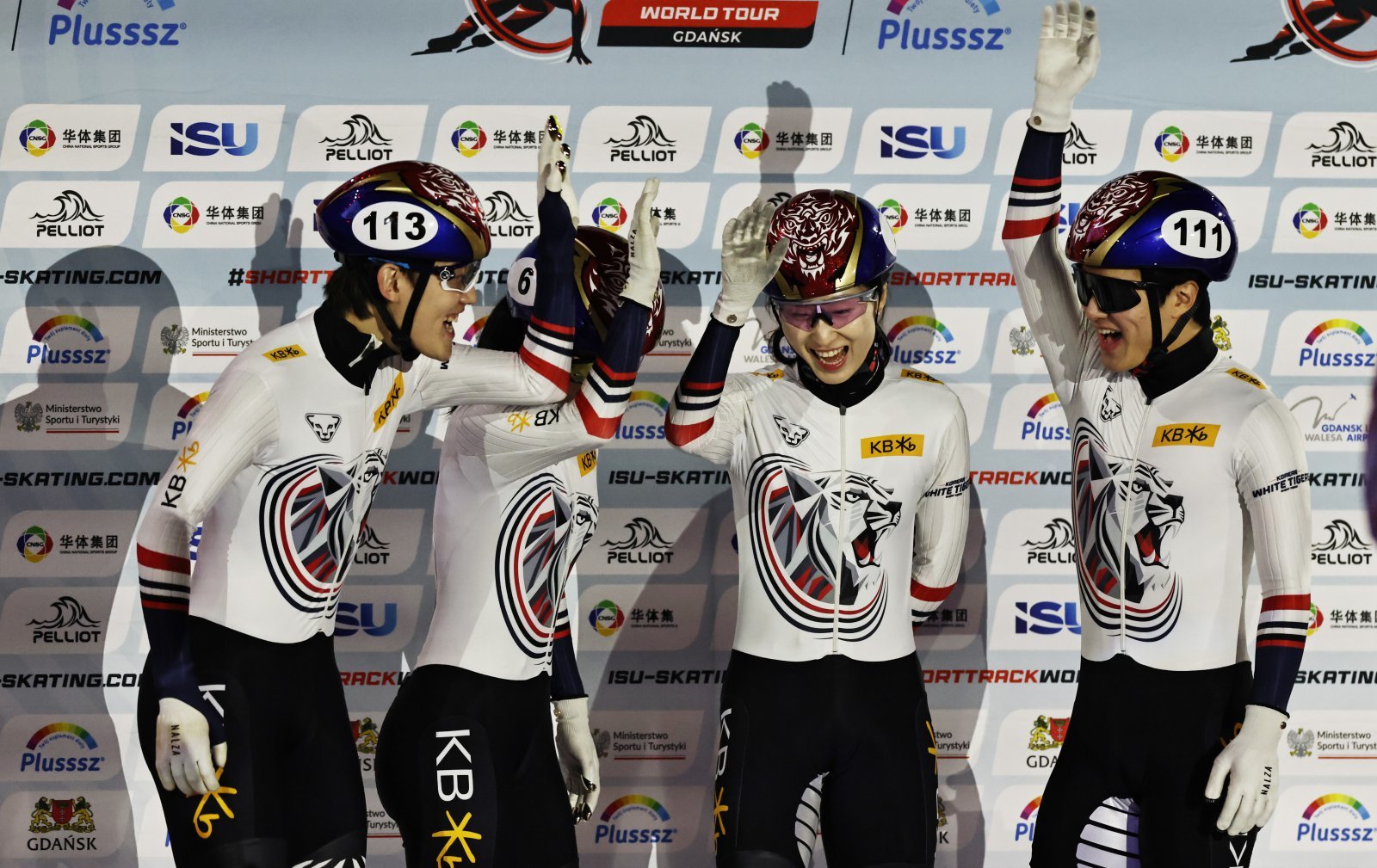 대한민국 쇼트트랙 대표팀 임종언, 최민정, 김길리, 이정민(왼쪽부터)이 24일(한국시간) 폴란드 그단스크에서 열린 월드 투어 3차 대회 혼성 2000m 계주에서 금메달을 따냈다. 레이스 직전 파이팅을 외치는 선수들. 그단스크(폴란드)ㅣ신화뉴시스