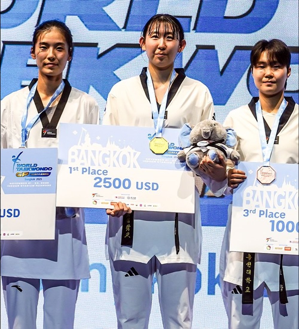 곽민주(가운데)가 23일(한국시간) 태국 방콕 후아막 스타디움에서 열린 월드태권도 그랑프리 챌린지에서 여자 67㎏급 금메달을 차지한 뒤 싱자니, 홍효림(왼쪽부터)과 함께 기념촬영을 하고 있다. 사진출처｜세계태권도연맹 페이스북