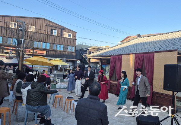 영해 근대역사문화공간 일원에서 ‘영&북 북마켓 및 청년 예술가 작품발표회’가 열리고 잇다. 사진제공 ㅣ 영덕군