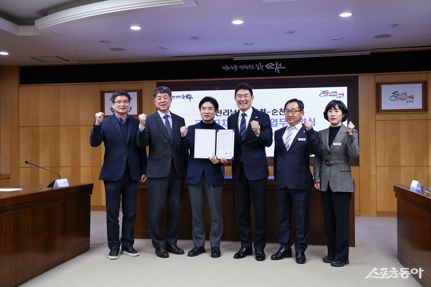 순천시가 지난 19일 전남도교육청과 ‘교육자치협력지구’ 업무 협약을 체결하고 기념촬영을 하고 있다. 사진제공=순천시