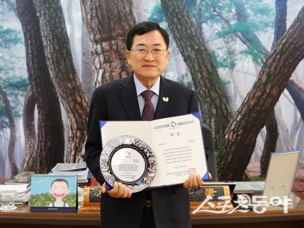 주낙영 경주시장이 ‘제2회 대한민국지자체홍보대상’ 수상 기념 사진을 촬영하고 있다. 사진제공 ㅣ 경주시