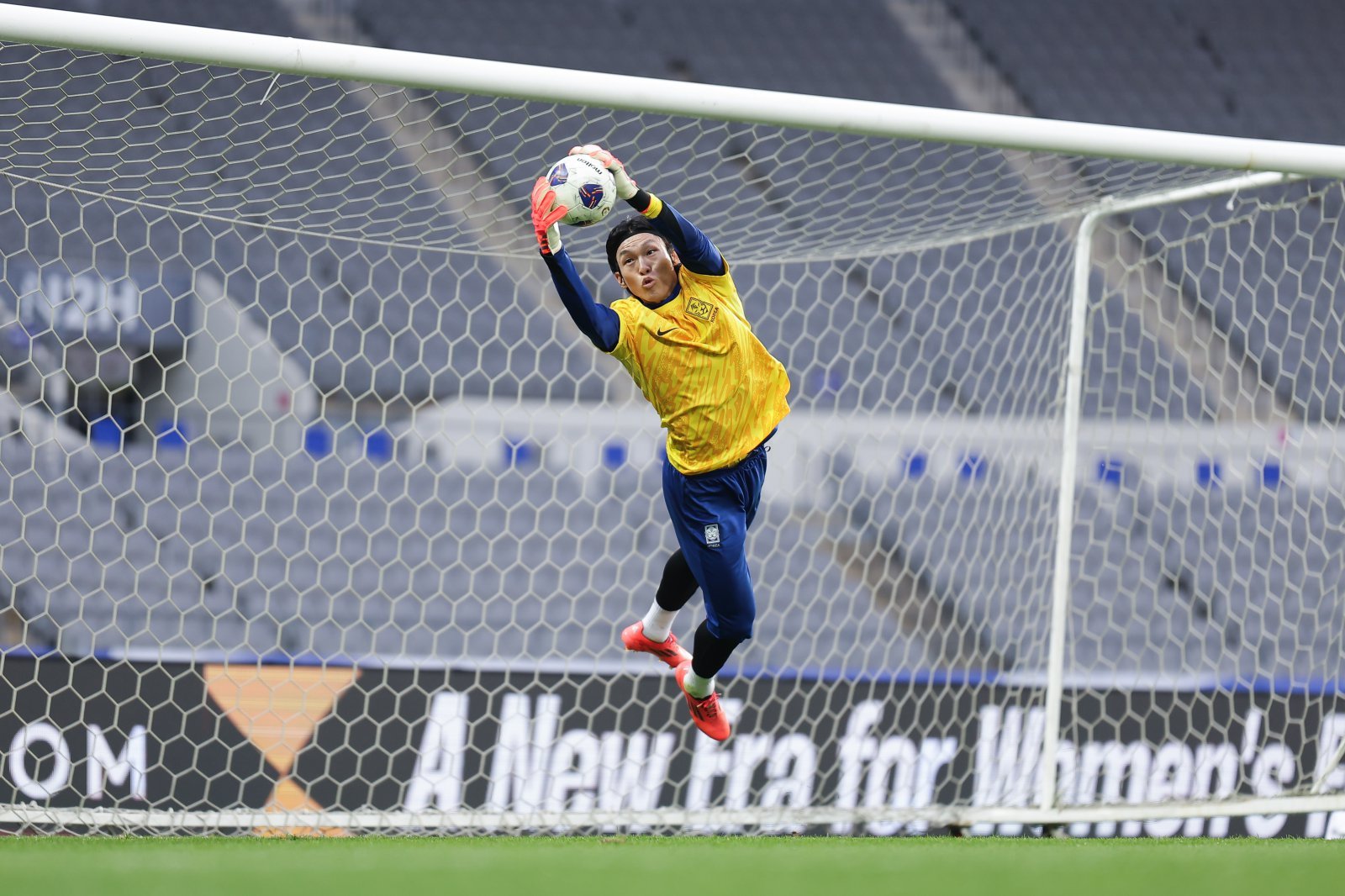 축구국가대표팀 골키퍼 김승규(사진)는 지난해 1월 입은 오른쪽 십자인대 부상을 털어내고 4번째 월드컵 출전과 센추리클럽 가입을 향한 도전을 이어간다. 대표팀 동료 이재성과 소속팀 동료 나가토모의 존재는 그에게 큰 힘이다. 사진제공│대한축구협회