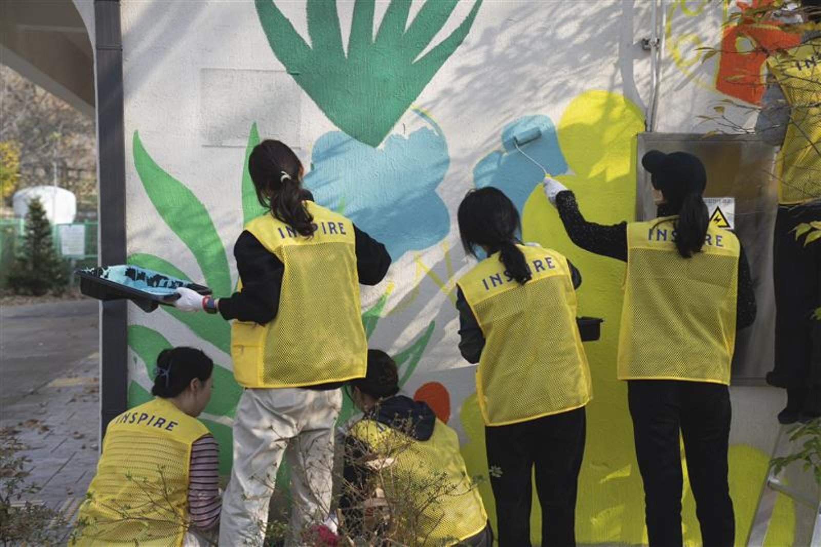 지난 11월 20일, 인천 북도면 소재 사회복지시설 장봉혜림원에서 인스파이어 임직원 봉사단이 벽화 그리기 봉사활동을 진행했다