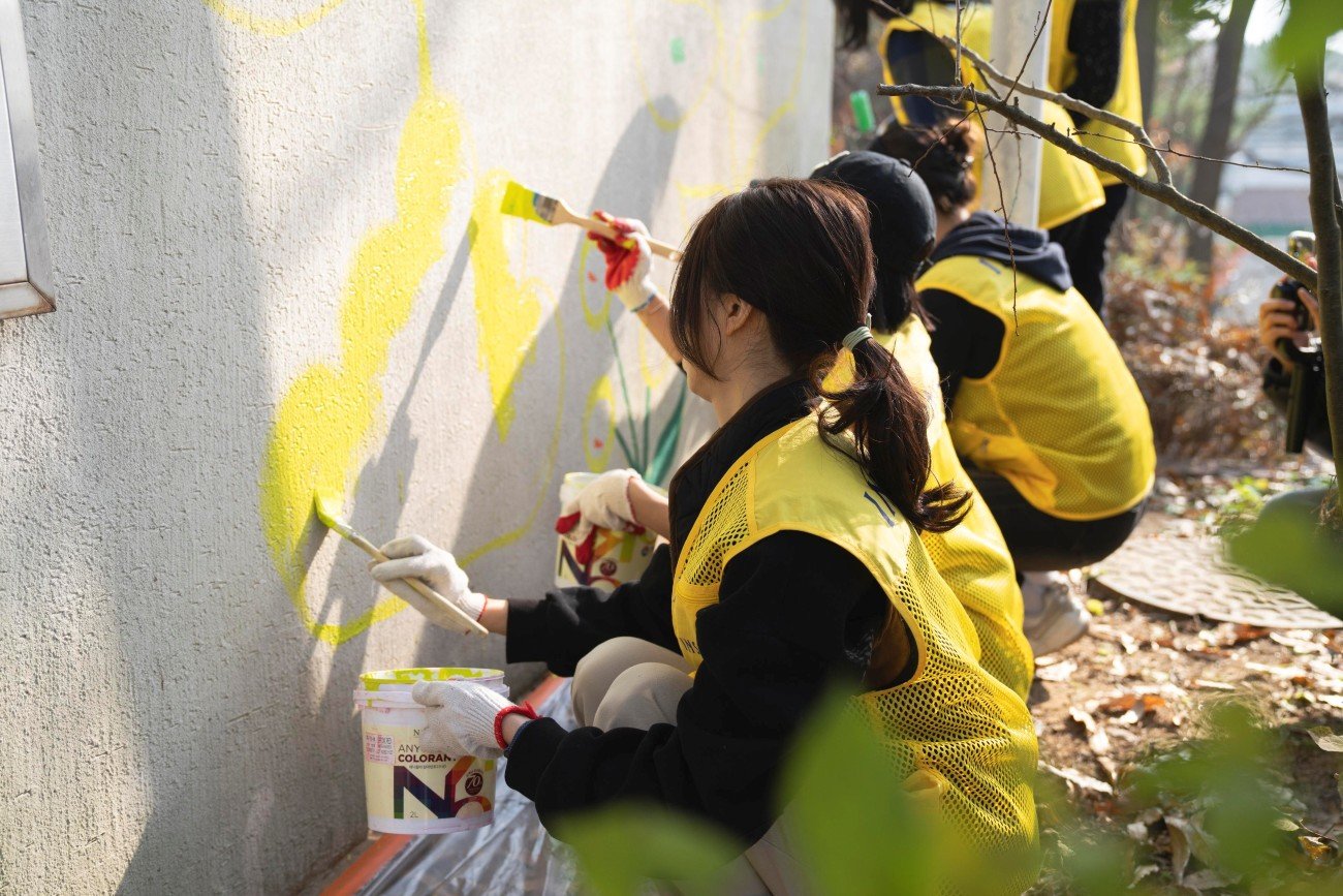 11월 20일, 인스파이어 임직원 봉사단이 장봉혜림원 시설미화를 위한 벽화 그리기 봉사활동에 열중하고 있다