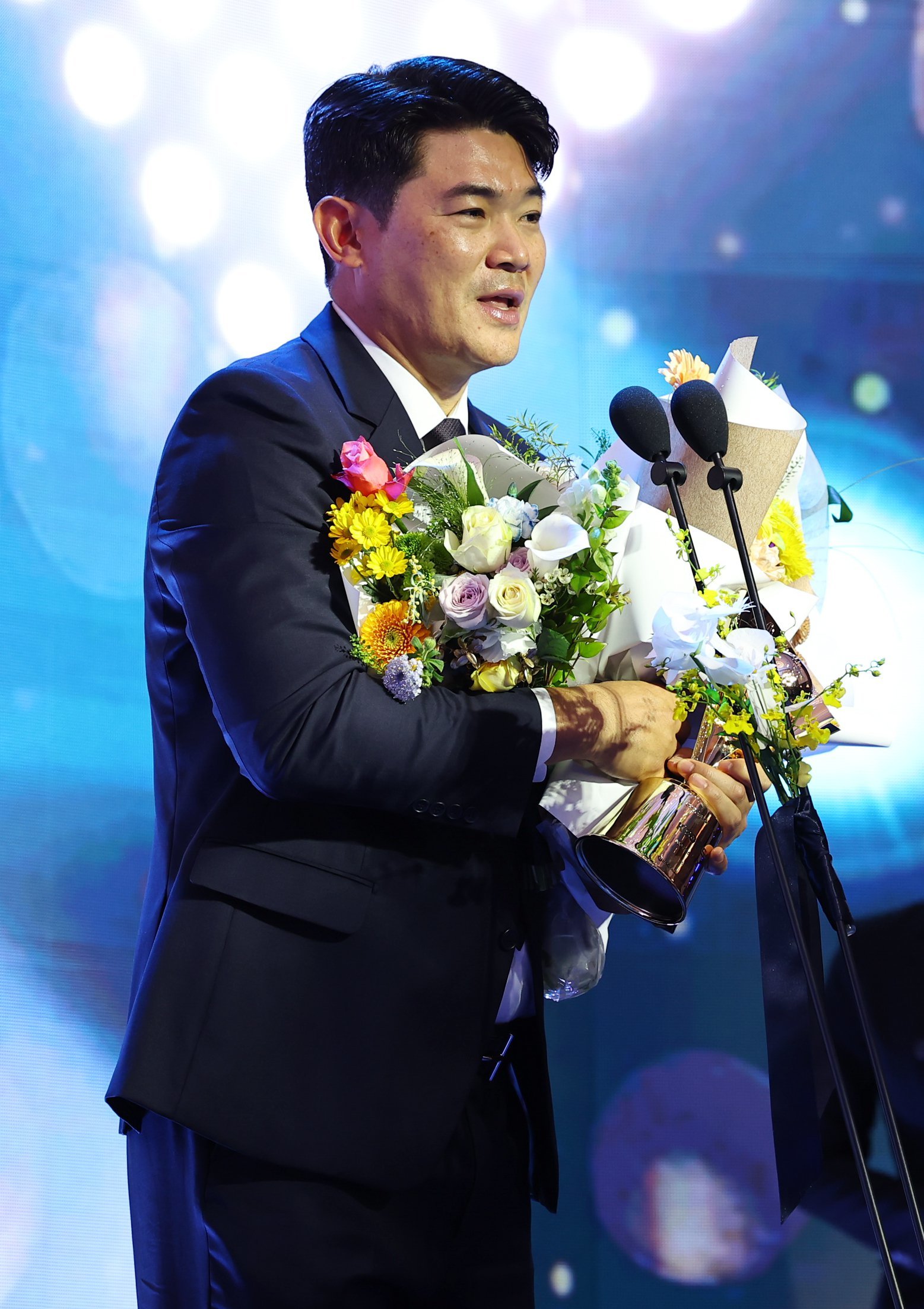 SSG 노경은이 24일 서울 롯데호텔월드 크리스탈볼룸에서 열린 ‘2025 신한 SOL 뱅크 KBO 시상식’에서 홀드상을 수상한 뒤 소감을 밝히고 있다. 사진제공｜KBO