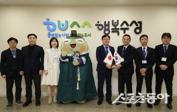 대구 수성구에 해외 우호도시인 일본 오사카부 이즈미사노시 대표단이 18일 방문해 기념촬영을 하고 있는 모습. 사진제공ㅣ대구 수성구