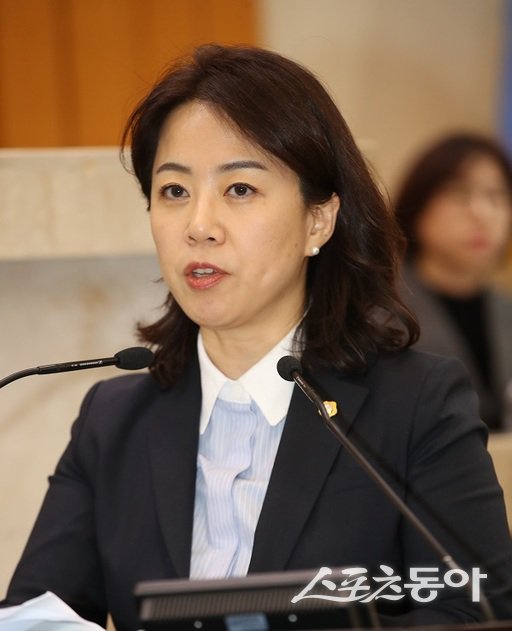 김민정 포항시의원이 제326회 포항시의회 임시회 제2차 본회의에서 발언하고 있는 모습. 사진제공ㅣ포항시의회