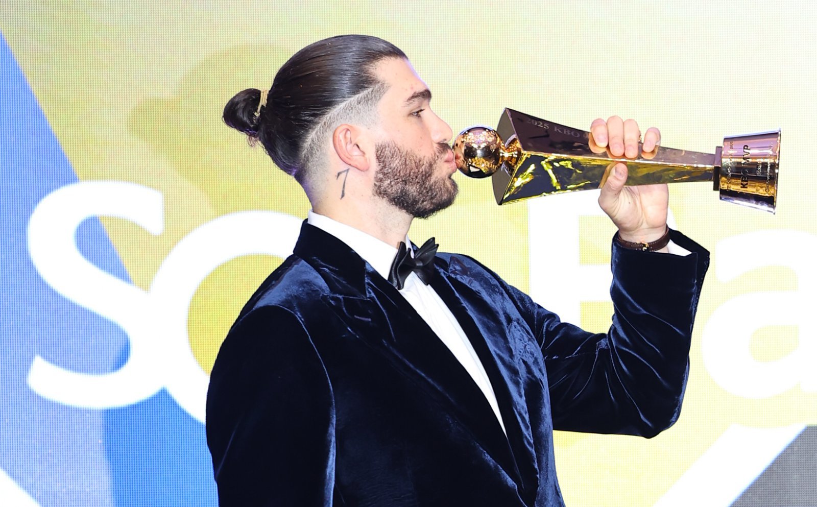 24일 롯데호텔월드에서 열린 올 시즌 KBO리그 시상식에서 MVP를 차지한 한화 코디 폰세가 트로피에 입을 맞추고 있다. 폰세는 MVP를 비롯해 다승과 ERA, 탈삼진, 승률 등 투수 4관왕에 올랐다. 뉴시스