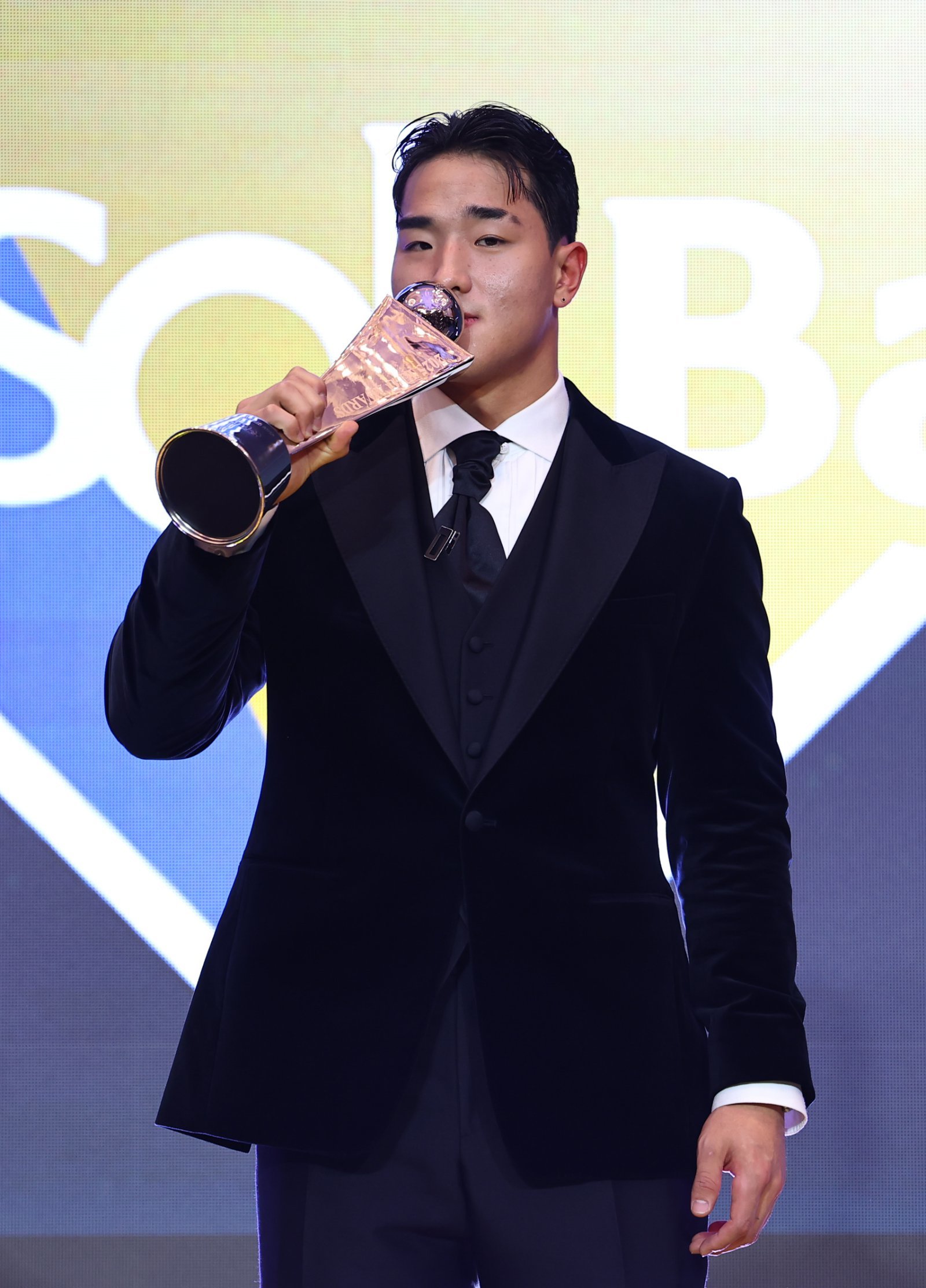 24일 롯데호텔월드에서 열린 올 시즌 KBO리그 시상식에서 신인상을 수상한 KT 안현민이 트로피에 입을 맞추고 있다. 안현민은 신인상과 출루율 부문 타이틀까지 거머쥐었다. 뉴시스