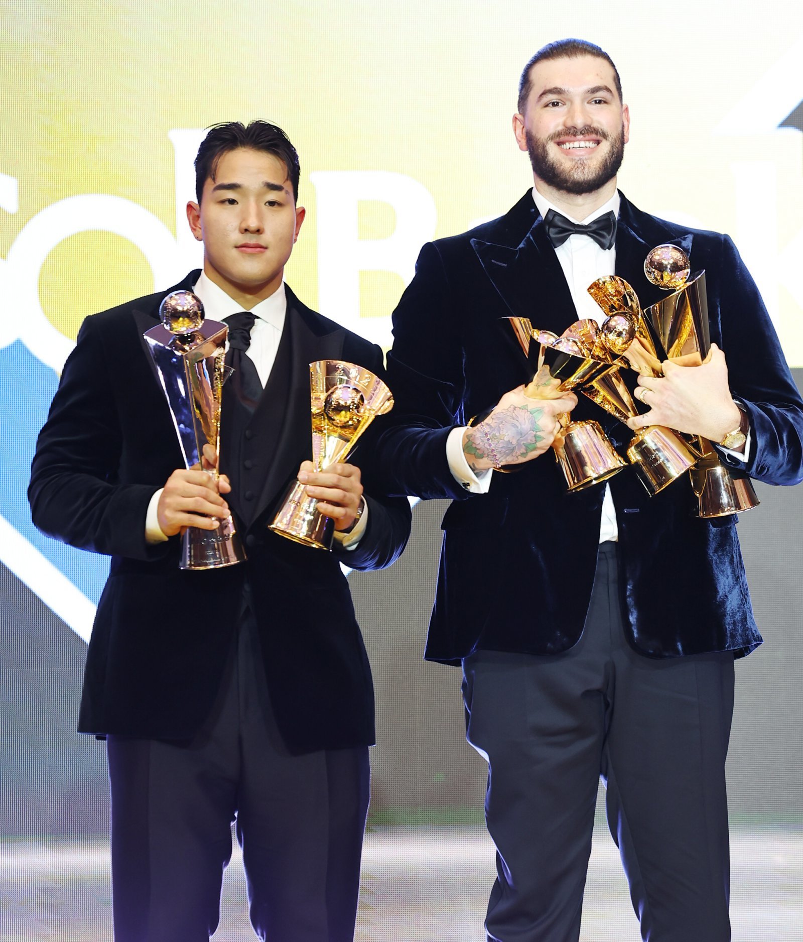 24일 롯데호텔월드에서 열린 올 시즌 KBO리그 시상식에서 신인상을 수상한 KT 안현민(왼쪽)과 MVP를 차지한 한화 코디 폰세가 기념촬영을 하고 있다. 뉴시스