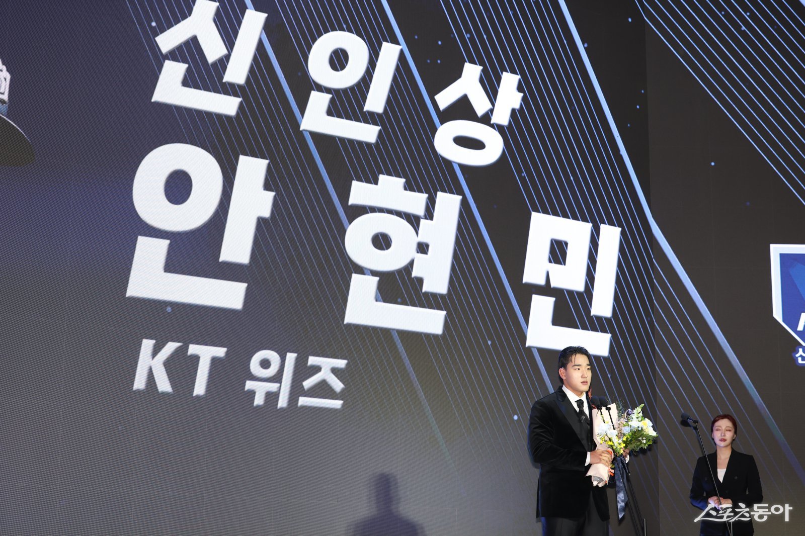 KT 안현민이 24일 서울 롯데호텔월드 크리스탈볼룸에서 열린 ‘2025 신한 SOL 뱅크 KBO 시상식’에서 신인상을 수상한 뒤 소감을 밝히고 있다. 사진제공｜KBO