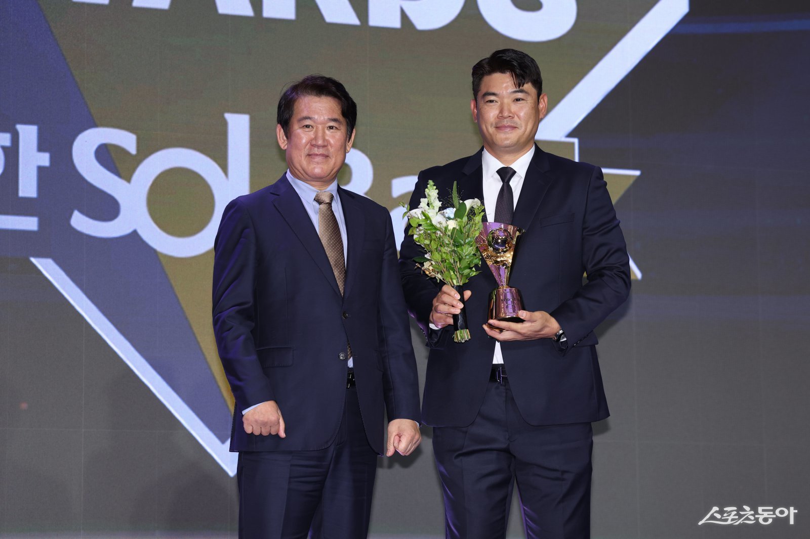 SSG 노경은(오른쪽)이 24일 서울 롯데호텔월드 크리스탈볼룸에서 열린 ‘2025 신한 SOL 뱅크 KBO 시상식’에서 홀드상을 수상한 뒤 조계현 KBO 전력강화위원장과 기념사진을 촬영하고 있다. 사진제공｜KBO