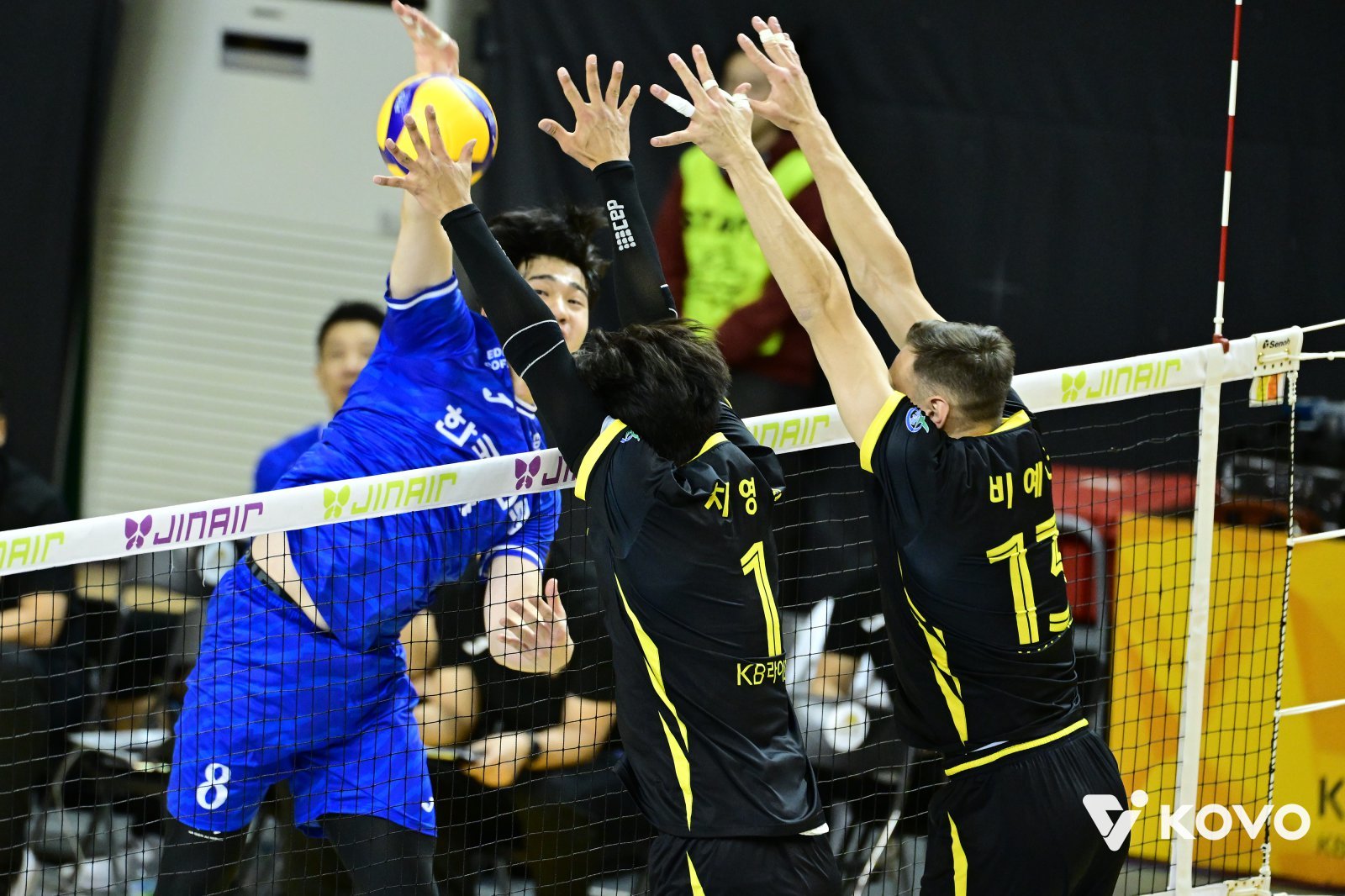 한국전력 박승수(뒤)는 2021~2022시즌 V리그 남자부 신인왕을 수상했지만 이후 부진과 부상이 겹쳐 내리막을 걸었다. 그러나 이번 시즌 회복세를 보이면서 고비마다 투입돼 공수에 걸쳐 팀에 활로를 만들고 있다. 사진제공│KOVO