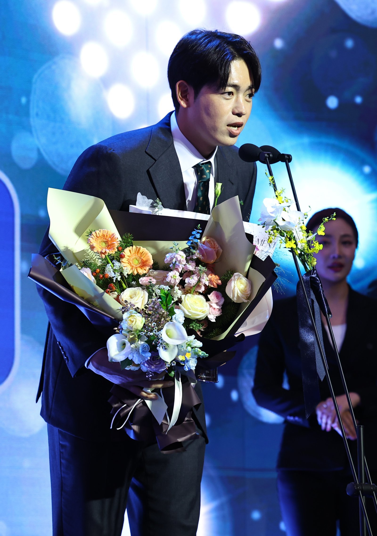 KIA 이태양이 24일 서울 송파구 롯데호텔월드에서 열린 올 시즌 KBO리그 시상식에서 퓨처스(2군) 북부리그 승리상을 수상한 뒤 소감을 전하고 있다. 뉴시스