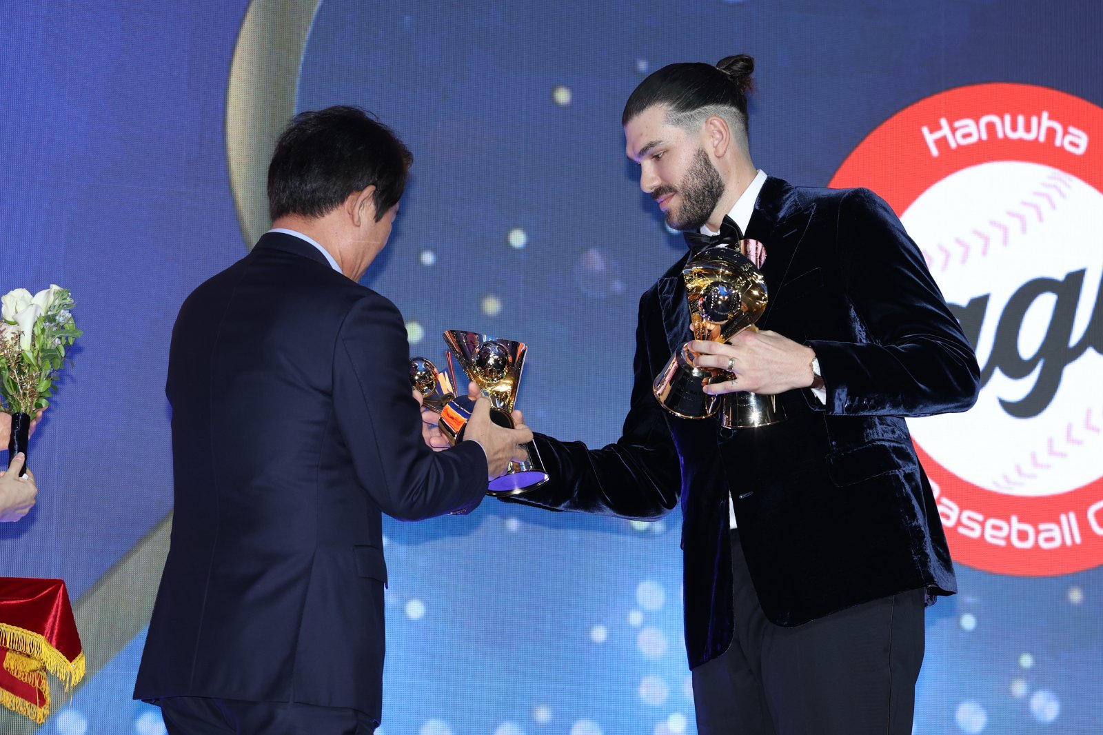 한화 코디 폰세(오른쪽)는 24일 롯데호텔월드에서 열린  ‘2025 신한 SOL 뱅크 KBO 시상식’서 득표율 76%를 기록하며 리그 MVP로 뽑혔다. 사진제공｜KBO