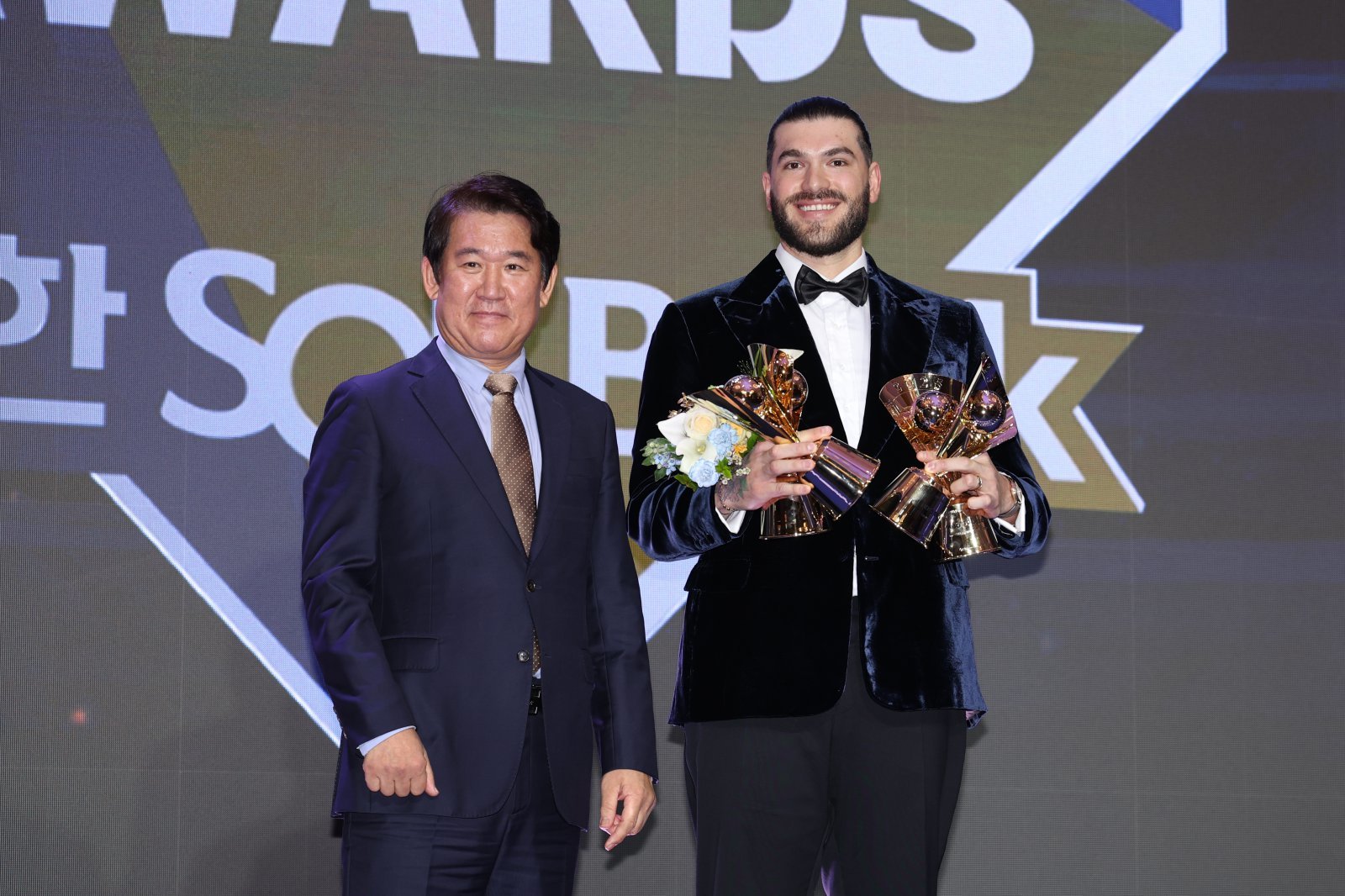 한화 코디 폰세(오른쪽)는 24일 롯데호텔월드에서 열린  ‘2025 신한 SOL 뱅크 KBO 시상식’서 득표율 76%를 기록하며 리그 MVP로 뽑혔다. 사진제공｜KBO