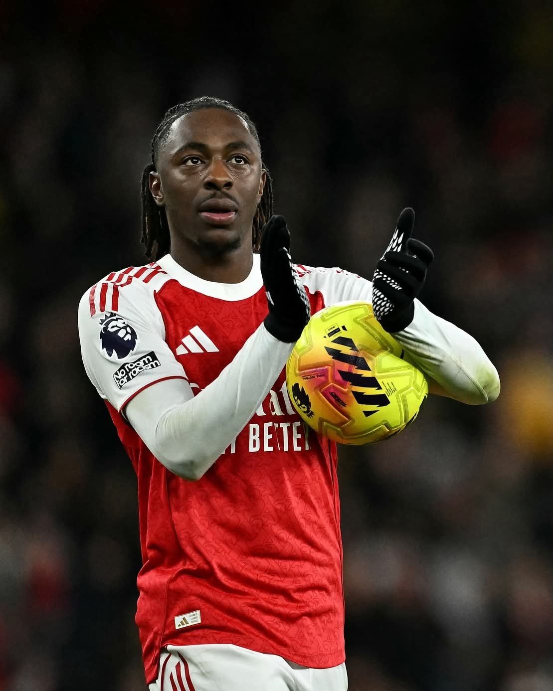 아스널의 에베리치 에제가 24일(한국시간) 런던 에미리츠 스타디움서 열린 토트넘과 EPL ‘북런던 더비’에서 해트트릭으로 4-1 대승을 이끈 뒤 팬들에게 박수를 보내고 있다. 사진출처｜아스널 페이스북