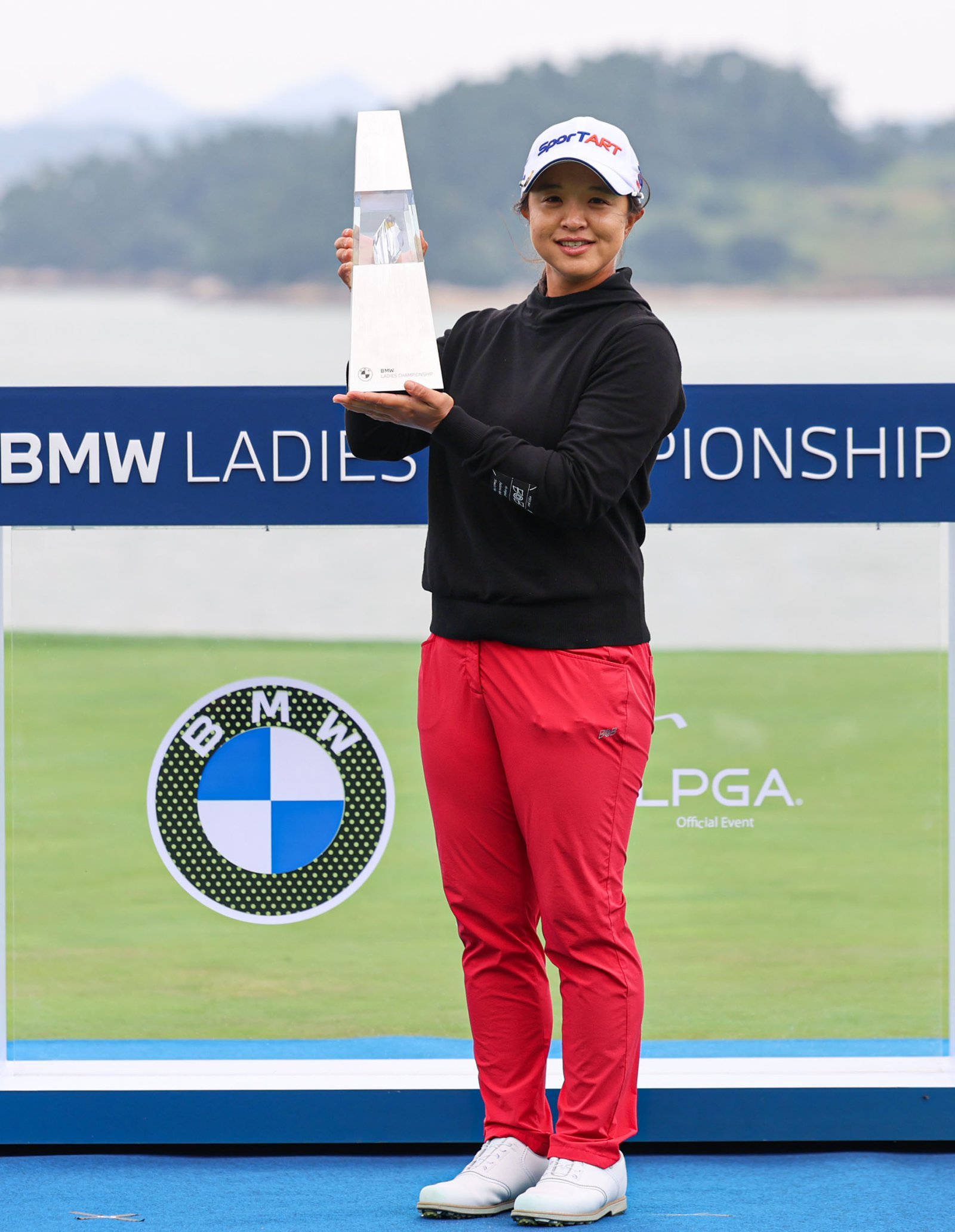 10월 BMW 레이디스 챔피언십에서 우승을 한 뒤 포즈를 취하고 있는 김세영. 해남 | 뉴시스