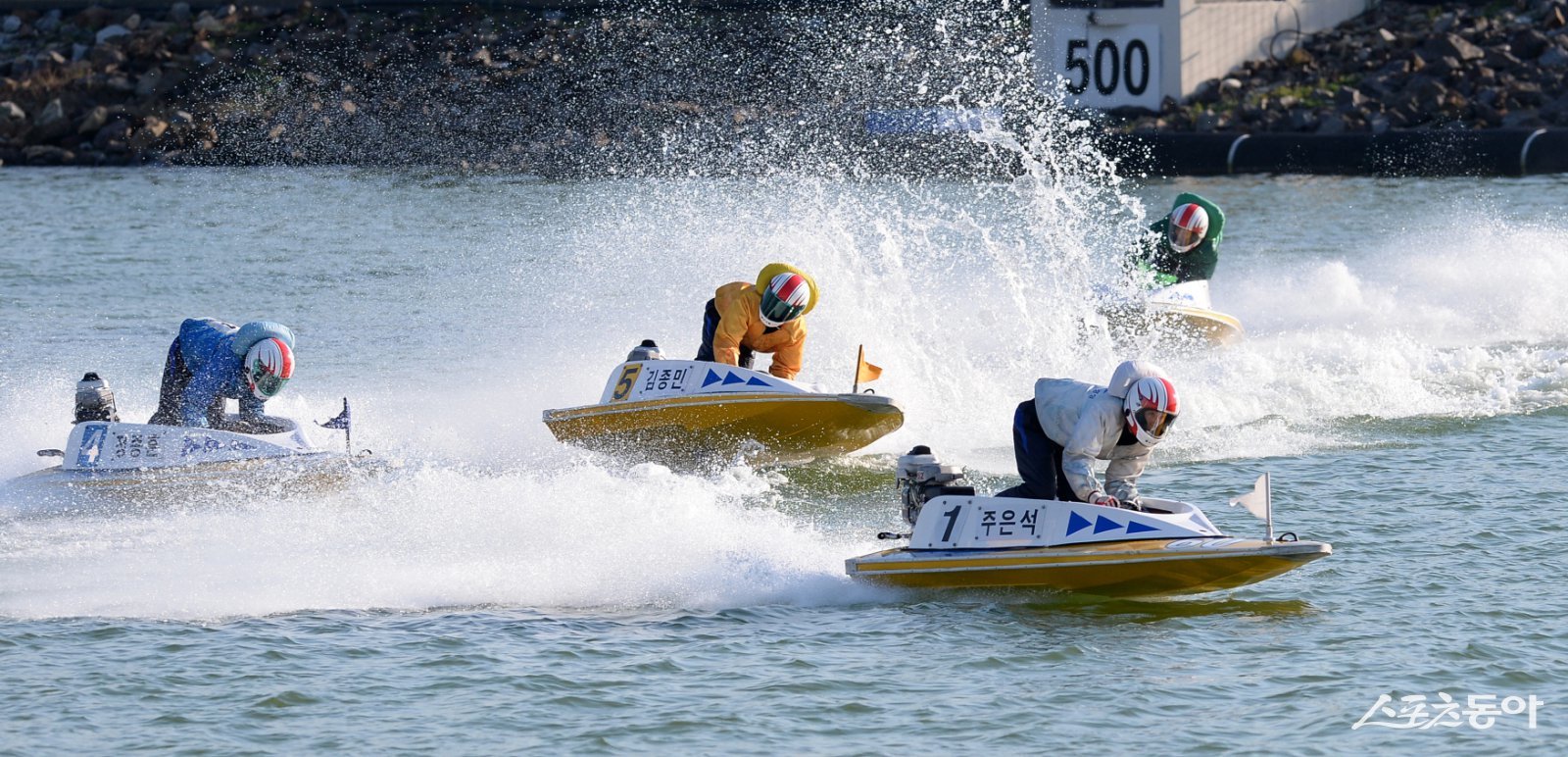 경정 선수들이 미사리 경정장에서 턴 마크를 돌며 경합을 벌이고 있다.