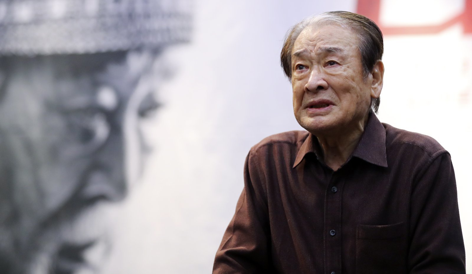 [서울=뉴시스] 최진석 기자 = 리어왕 역의 배우 이순재가 10일 서울 SNU 장학빌딩 베리타스홀에서 열린 연극 리어왕 연습실 공개 행사에서 장면시연을 하고 있다. 2023.05.10. myjs@newsis.com