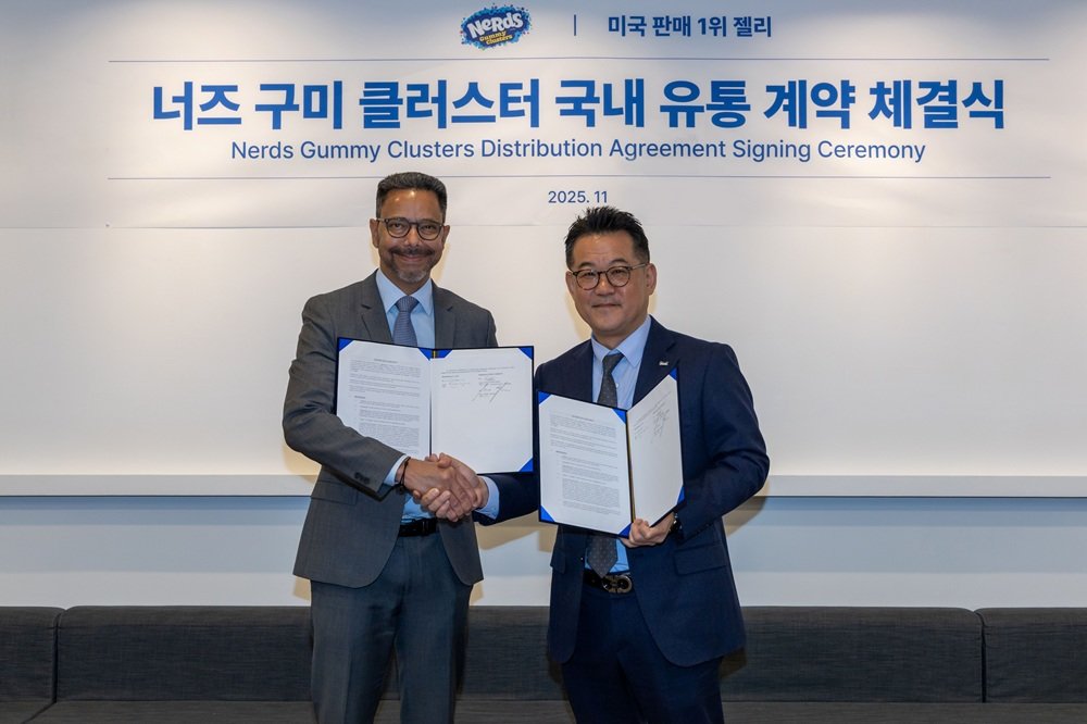 곽정우 매일유업 대표(오른쪽)와 기욤 시몬 페라라 캔디 컴퍼니 해외사업총괄. 사진제공|매일유업