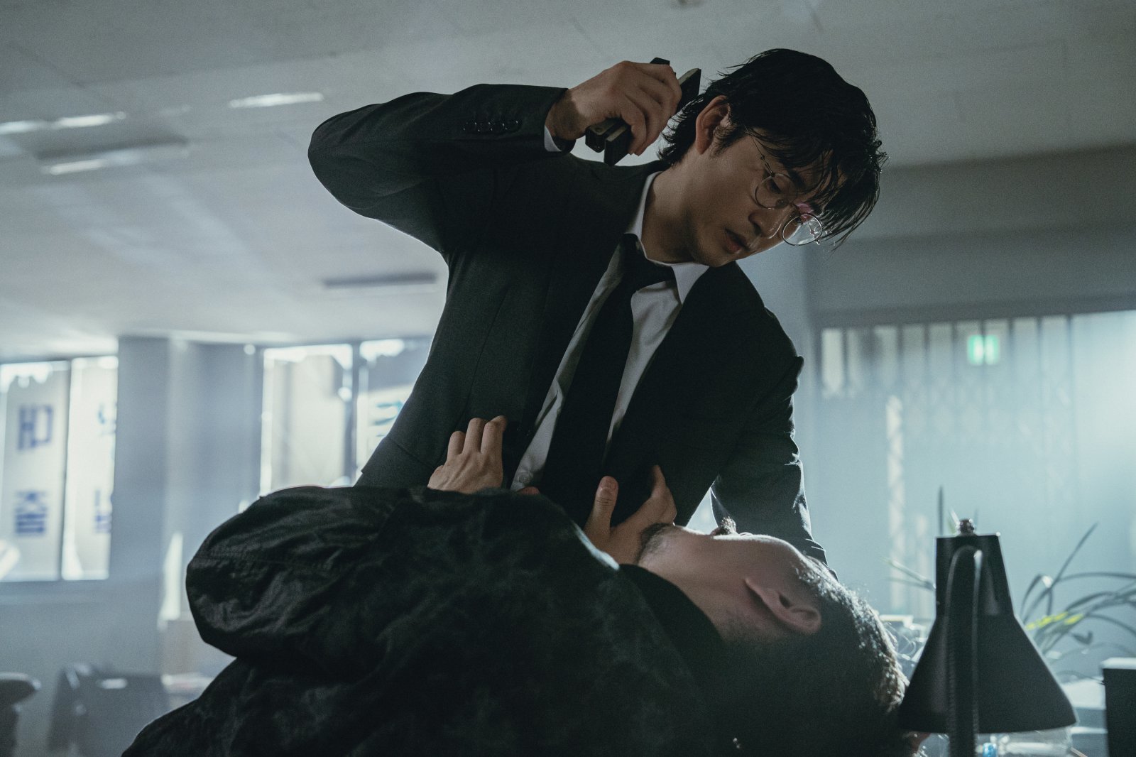 대의가 아닌 우리 가족과 생업을 지키려 ‘어쩌다 히어로’가 된 전직 특수부대 요원 이야기를 그린 ‘UDT: 우리 동네 특공대’가 쿠팡플레이 인기작 1위를 기록, 연말만 되면 화제작을 터뜨리는 쿠팡플레이의 흥행 법칙을 다시금 증명해냈다. 사진제공 | 쿠팡플레이·지니TV·ENA