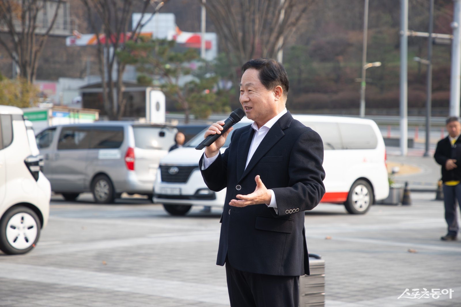 주광덕 시장은 24일 시청 광장에서 남양주시장애인체육회가 지역 내 장애인 기관을 위한 김장 김치 나눔행사에서 감사에 인사말을 하고 있다. 사진제공ㅣ남양주시