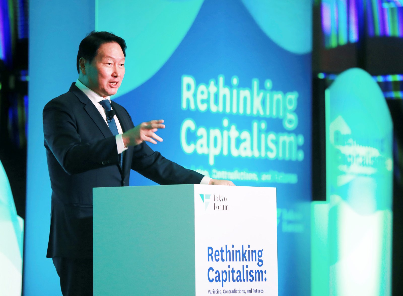 최태원 SK그룹 회장(사진)의 뚝심 있는 리더십이 SK그룹의 사상 최대 수출 실적을 견인하고 있다. SK하이닉스의 HBM 등 고부가 반도체 호조에 힘입어 올해 수출 120조 원 달성이 유력시된다.  최태원 회장이 21일 일본 도쿄대 야스다 강당에서 개최된 ‘도쿄포럼2025’에서 개회사를 진행하는 모습. 사진제공 ｜SK그룹