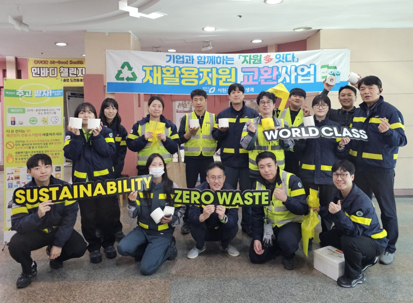 4일 오비맥주 청주공장에서 임직원들이 재활용자원 교환사업에 참여하고 있다. 사진제공 ｜오비맥주
