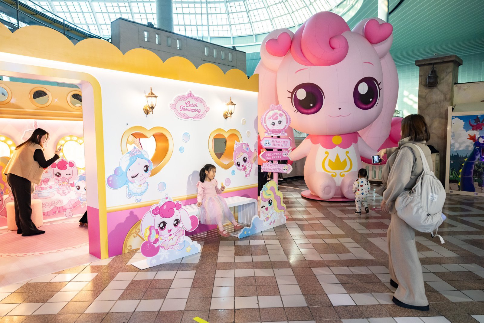 캐치! 티니핑 ‘마법열차 포토존’에서 사진을 촬영하고 있는 방문객들 사진제공 | 롯데월드