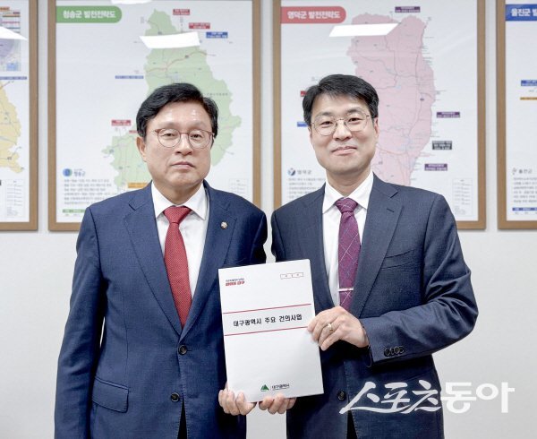 김정기(오른쪽) 대구시장 권한대행이 박형수 국회 예산결산특별위원회 간사를 만나 대구시 주요 현안 사업의 내년도 정부 예산 반영을 건의했다. 사진제공 ㅣ 대구시