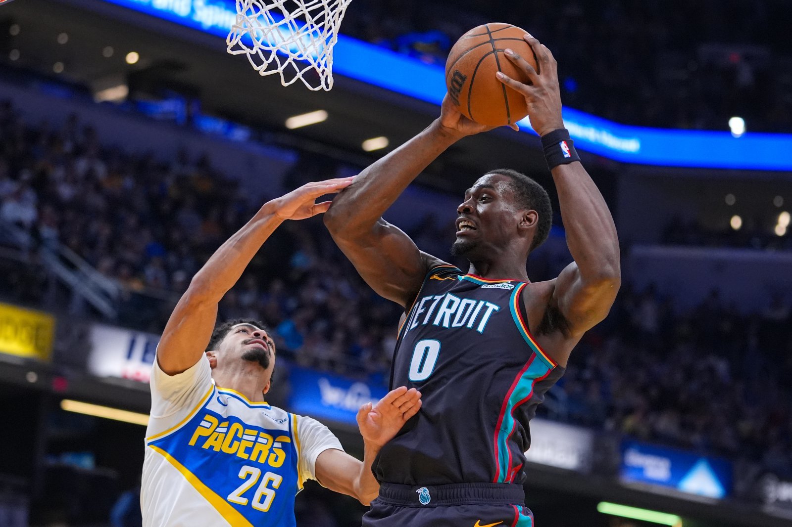 디트로이트 제일런 듀렌(오른쪽)이 25일(한국시간) 게인브릿지 필드하우스에서 열린 NBA 2025~2026시즌 정규리그 인디애나 페이서스전서 리바운드를 잡아내고 있다. 인디애나폴리스(미 인디애나주)|AP뉴시스