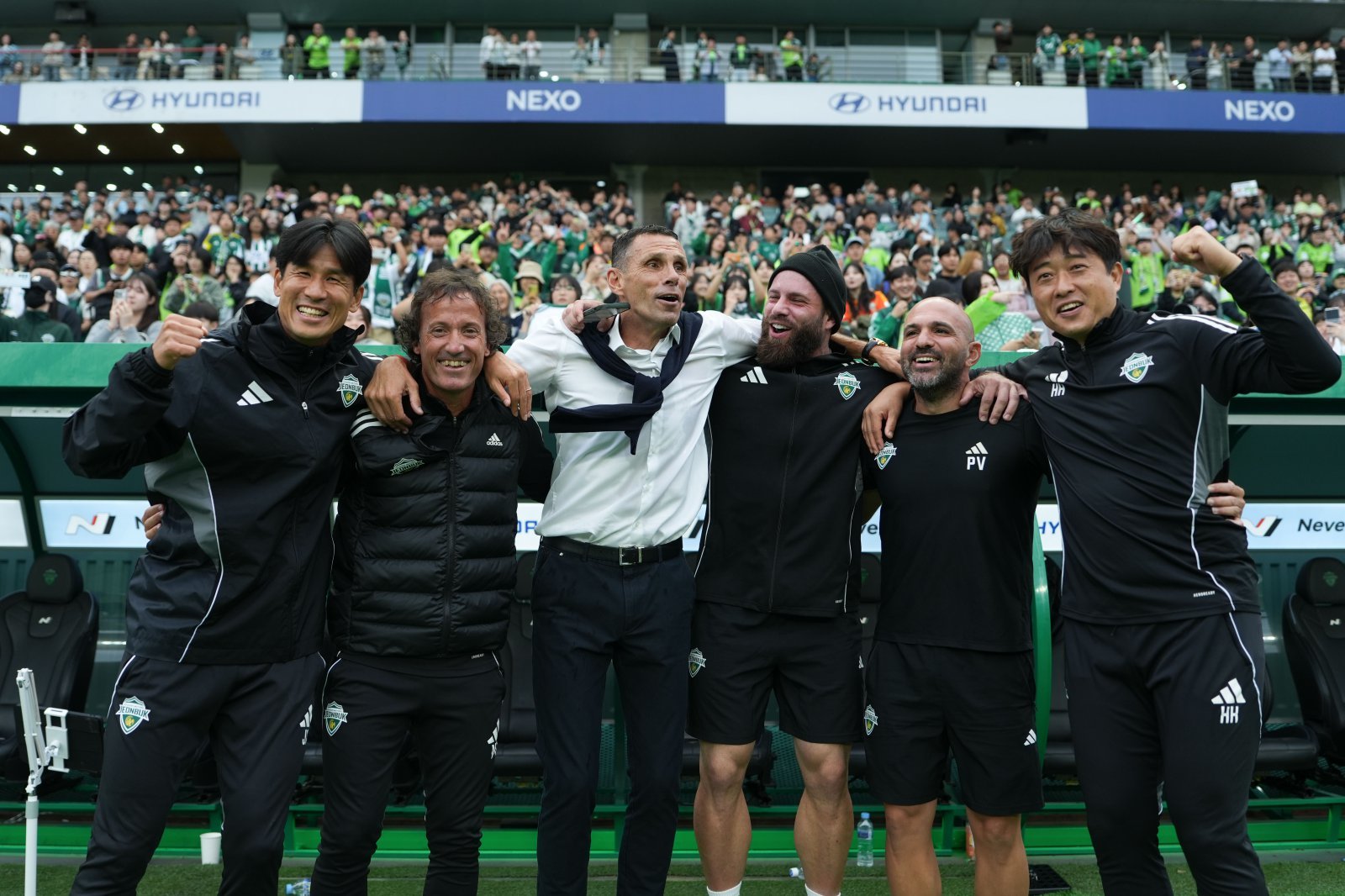 타노스 전북 코치(왼쪽 2번째)가 ‘인종차별주의자’라는 오명을 쓰고 K리그를 떠나게 됐다. 프로연맹 이사회는 만장일치로 그에게 내려진 중징계 재심 요청을 기각했다. 사진제공｜전북 현대