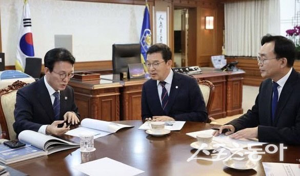 신정훈 국회의원(가운데)이 윤병태 나주시장과 최근 김민석 총리에게 인공태양 나주 입지 타당성을 설명하고 있다.  사진제공=신정훈 의원 SNS