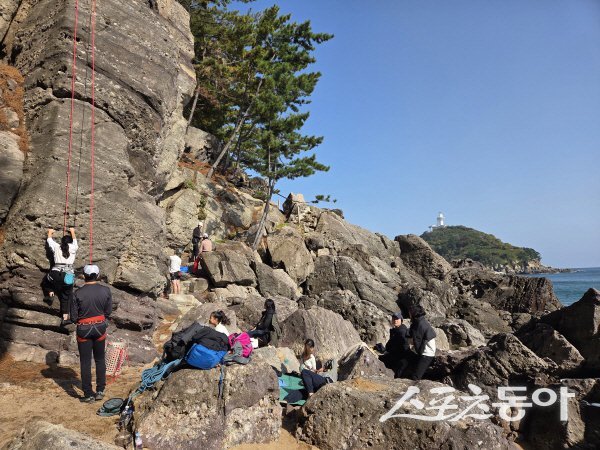 영덕군이 스포츠클라이밍 체험 교실을 진행하고 있다. 사진제공 ㅣ 영덕군