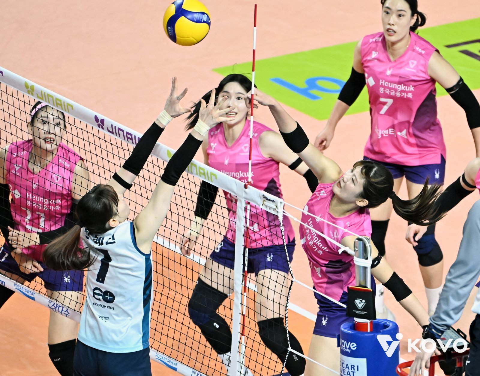 흥국생명 김다은(오른쪽 앞)이 20일 GS칼텍스와 V리그 여자부 홈경기서 스파이크 공격을 하고 있다. 사진제공|KOVO