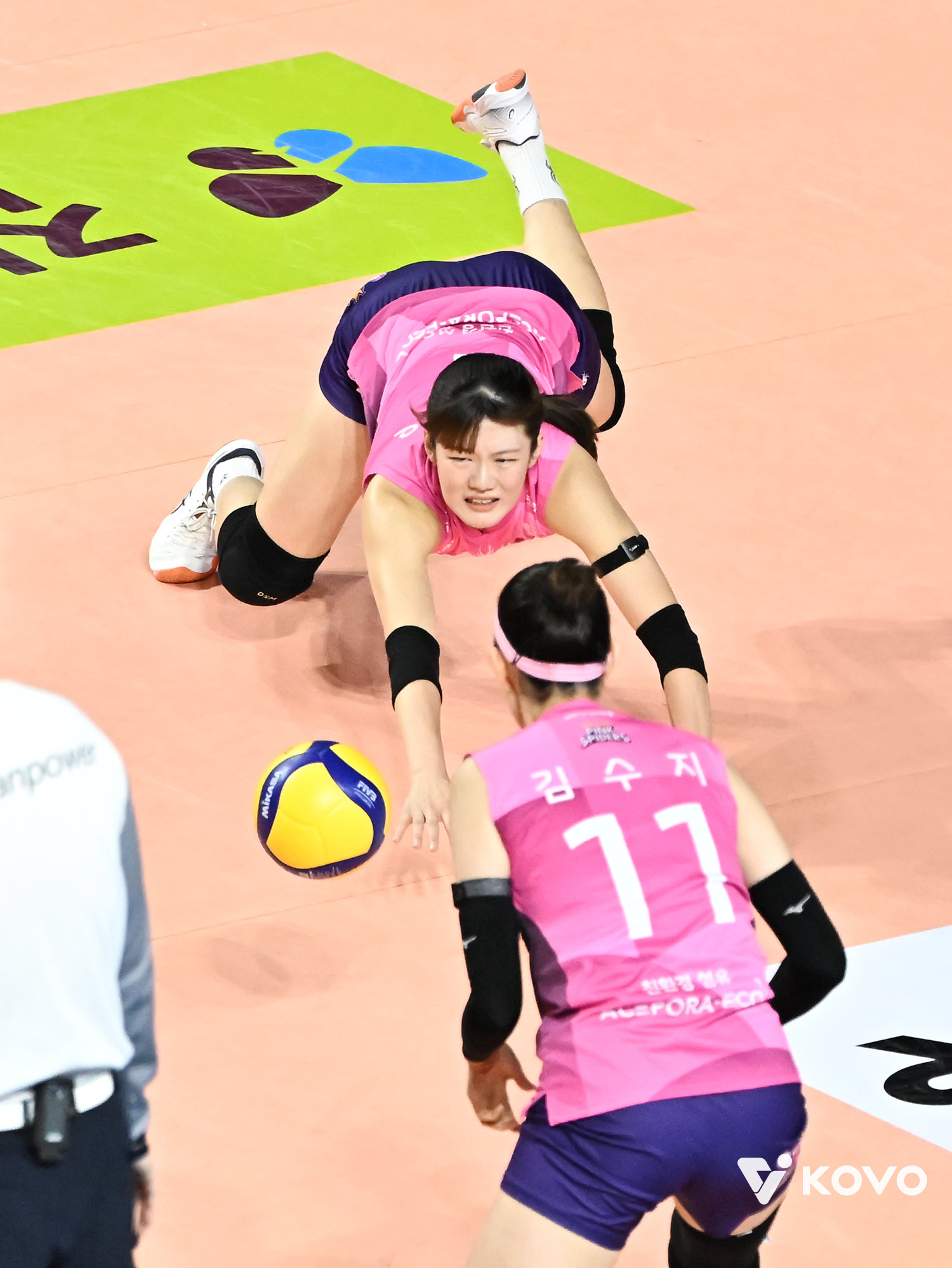 흥국생명 김다은(뒤)이 20일 GS칼텍스와 V리그 여자부 홈경기에서 몸을 날리며 수비를 하고 있다. 사진제공|KOVO