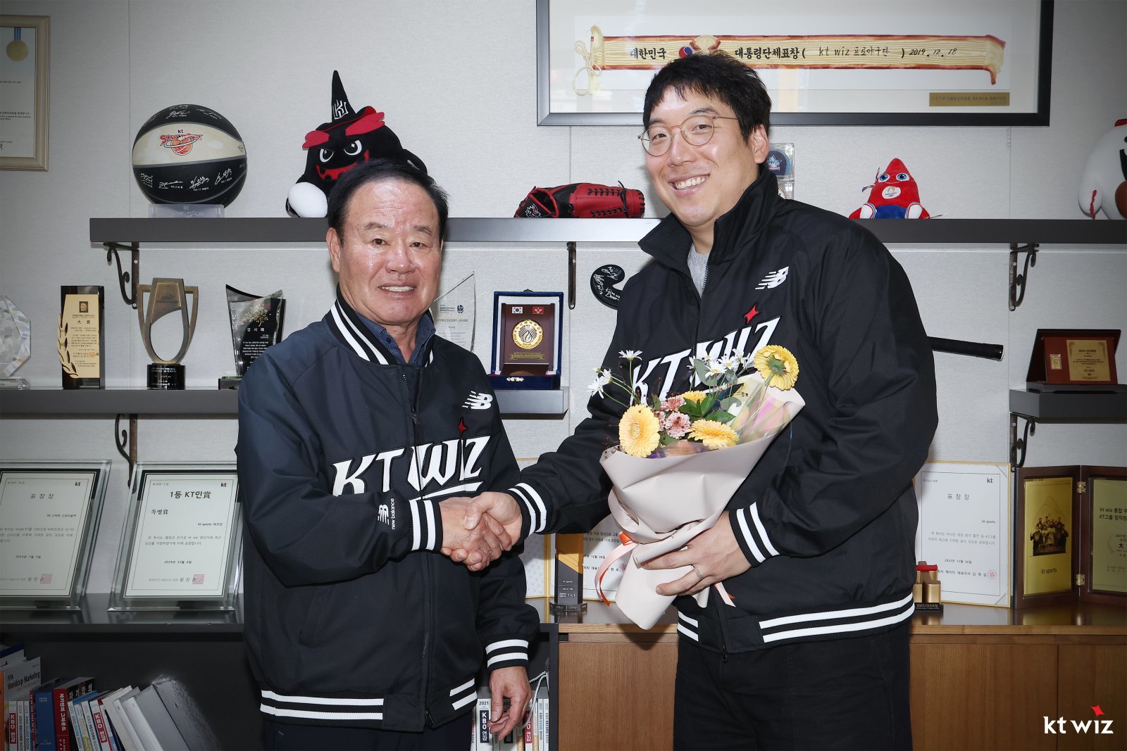 “KBO 최고 타자 영입” KT, ‘한국시리즈 MVP’ 김현수 품었다…3년 50억 전액 보장