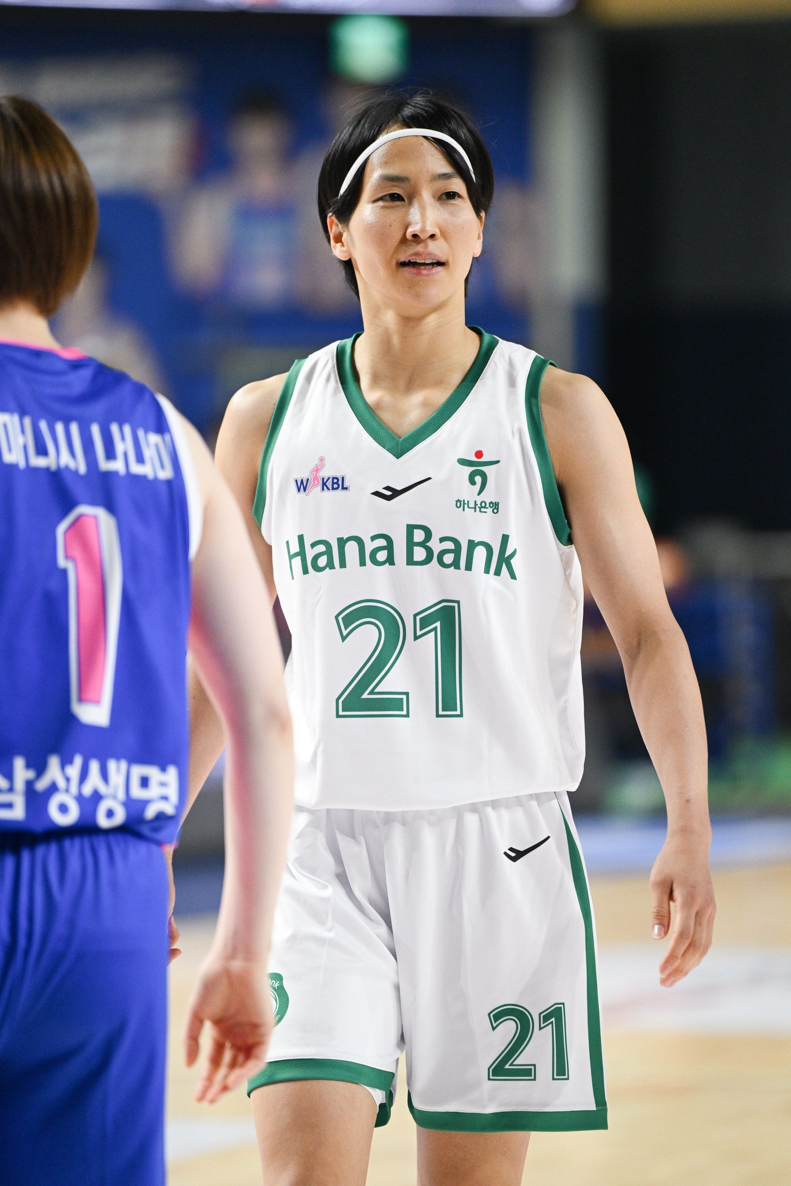 지난 시즌 최하위였던 하나은행이 이번 시즌 초반 돌풍을 일으키고 있다. 그 중심에 이이지마 사키(가운데)와 박소희가 있다. 25일 용인체육관에서 열린 삼성생명전에서 활약 중인 이이지마. 사진제공|WKBL