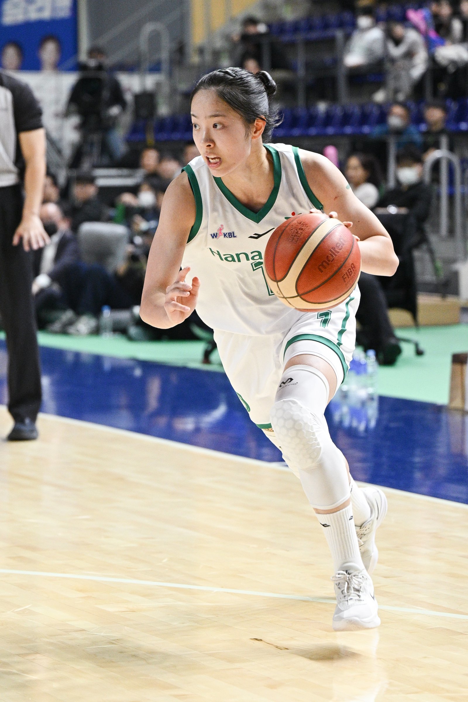 지난 시즌 최하위였던 하나은행이 이번 시즌 초반 돌풍을 일으키고 있다. 그 중심에 이이지마 사키(가운데)와 박소희가 있다. 25일 용인체육관에서 열린 삼성생명전에서 공격을 시도하는 박소희. 사진제공|WKBL