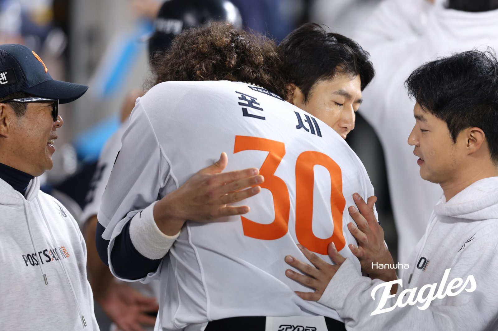 한화 최재훈(왼쪽 세 번째)은 올해 야구 국가대표팀 차출과 투수 코디 폰세(왼쪽 두 번째)의 리그 MVP 수상을 합작하며 잊지 못할 시즌을 보냈다. 사진제공|한화 이글스