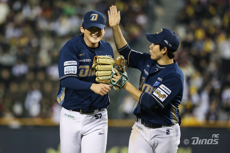 NC 전사민(왼쪽)은 올해 KBO서 가장 많은 이닝을 던진 투수로서 성장 가능성을 보였다. 자신의 이름처럼 공격적인 투구를 펼치려 한다. 사진제공|NC 다이노스