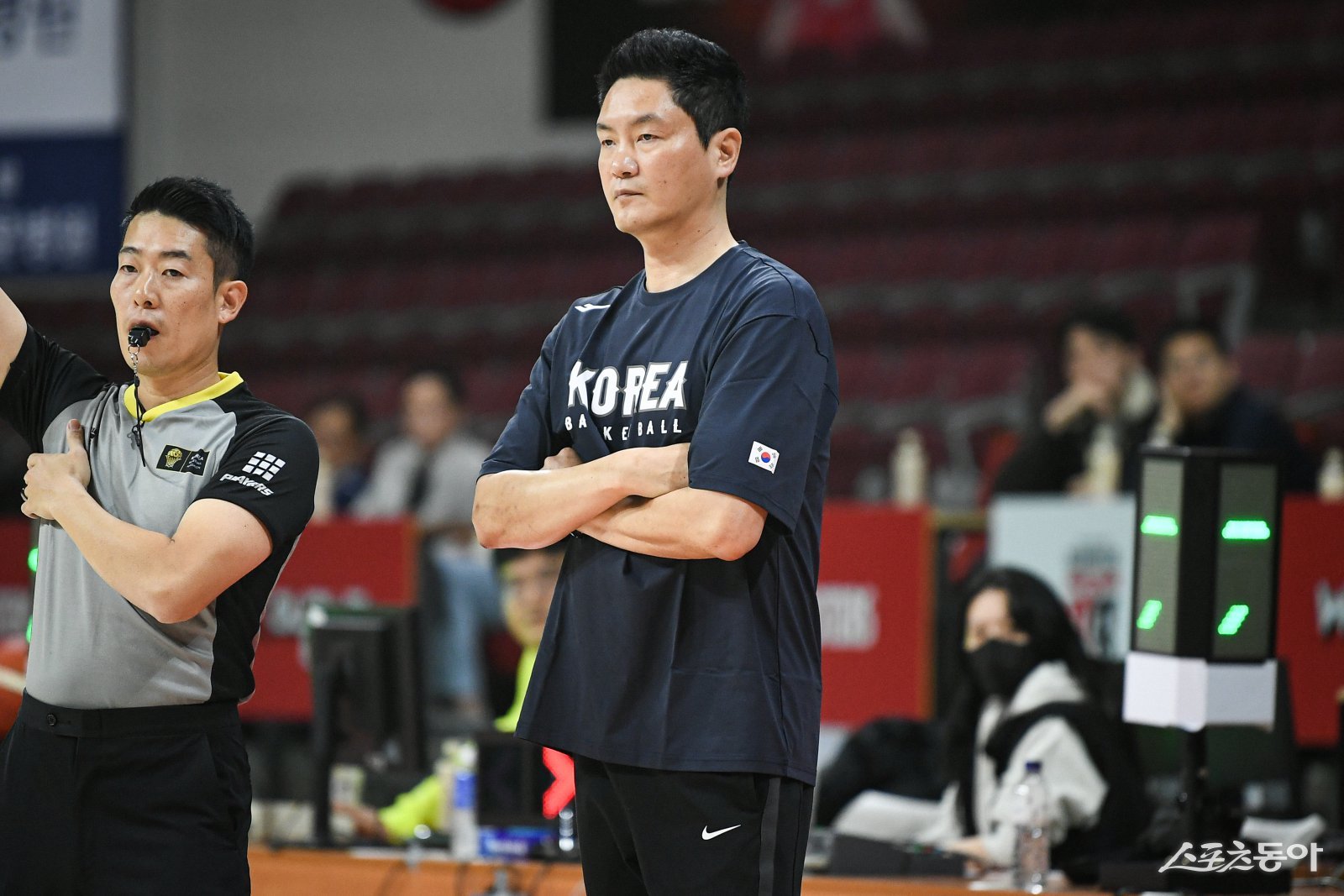 전희철 남자농구대표팀 감독(오른쪽)이 25일 안양서 열린 안양 정관장과 연습경기를 지켜보고 있다. 사진제공|점프볼