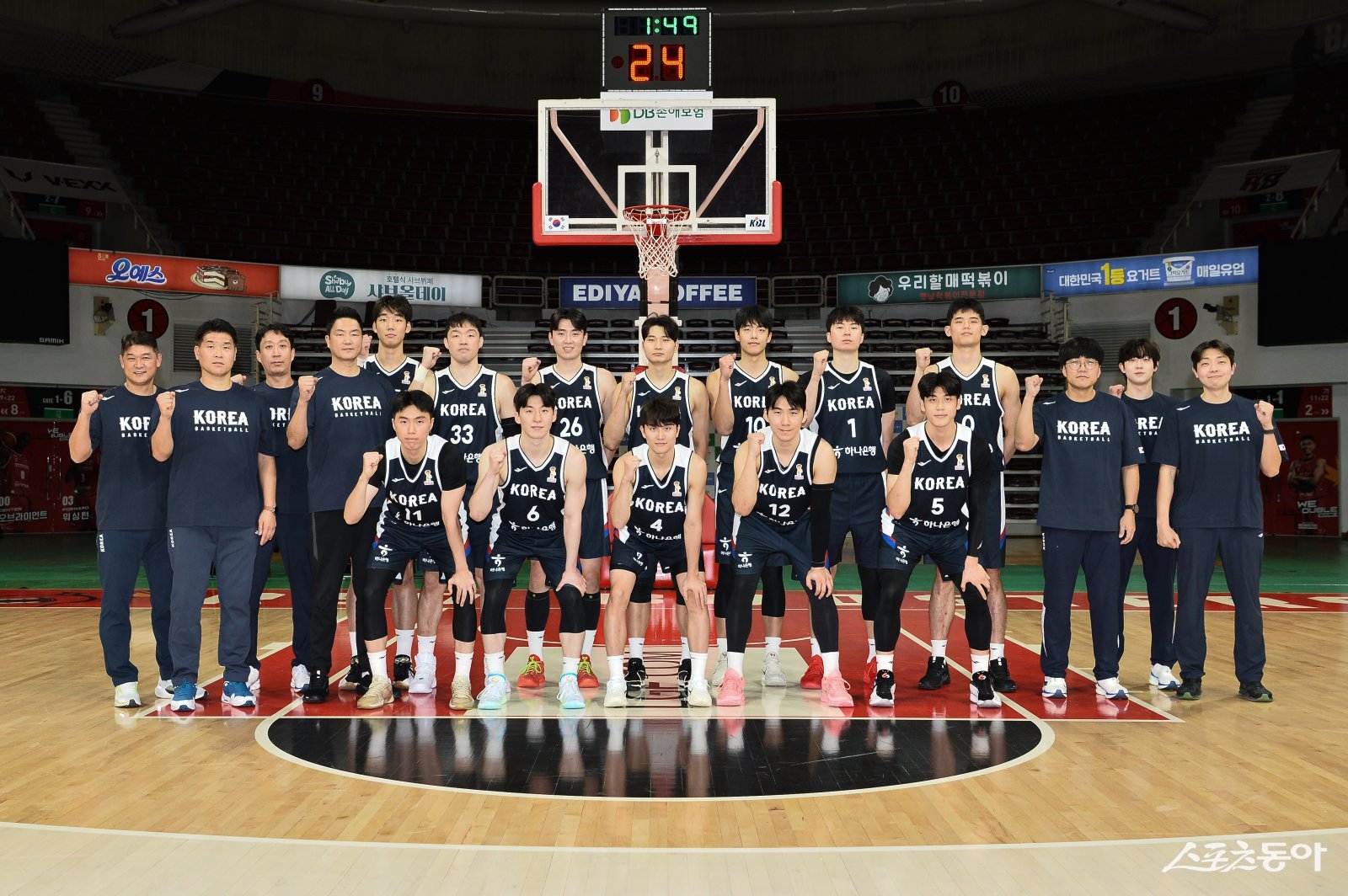 남자농구대표팀 선수단이 25일 안양정관장아레나에서 열린 연습경기 시작에 앞서 기념촬영하고 있다. 사진제공|점프볼