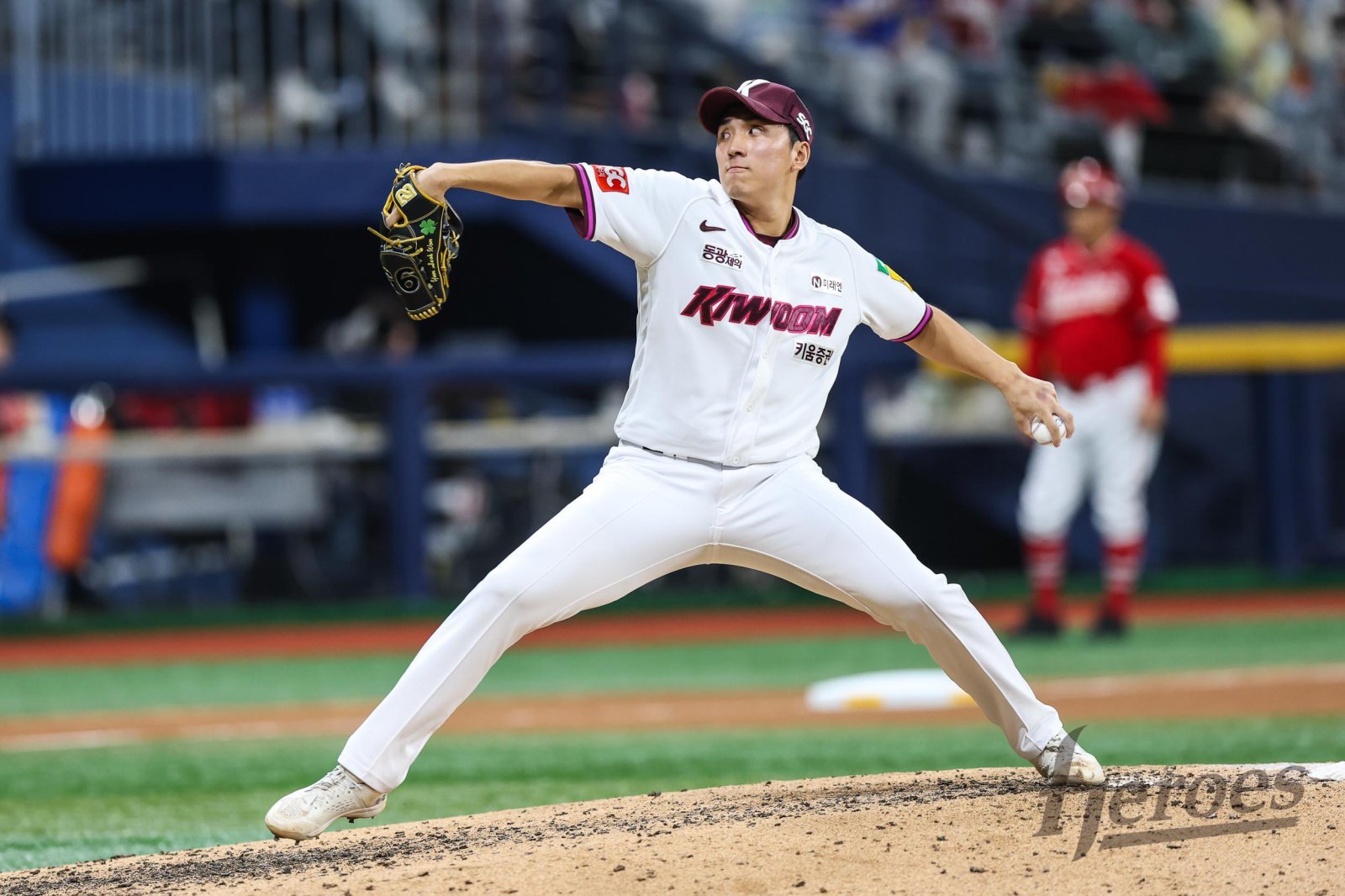키움 좌투수 윤석원이 팔꿈치 부상으로 상무 입대를 철회했다. 윤석원은 “상무 입대가 무산돼 아쉽지만, 팔꿈치 회복이 최우선이다. 치료와 재활에 집중해 건강한 모습으로 돌아오겠다”고 약속했다. 사진제공|키움 히어로즈