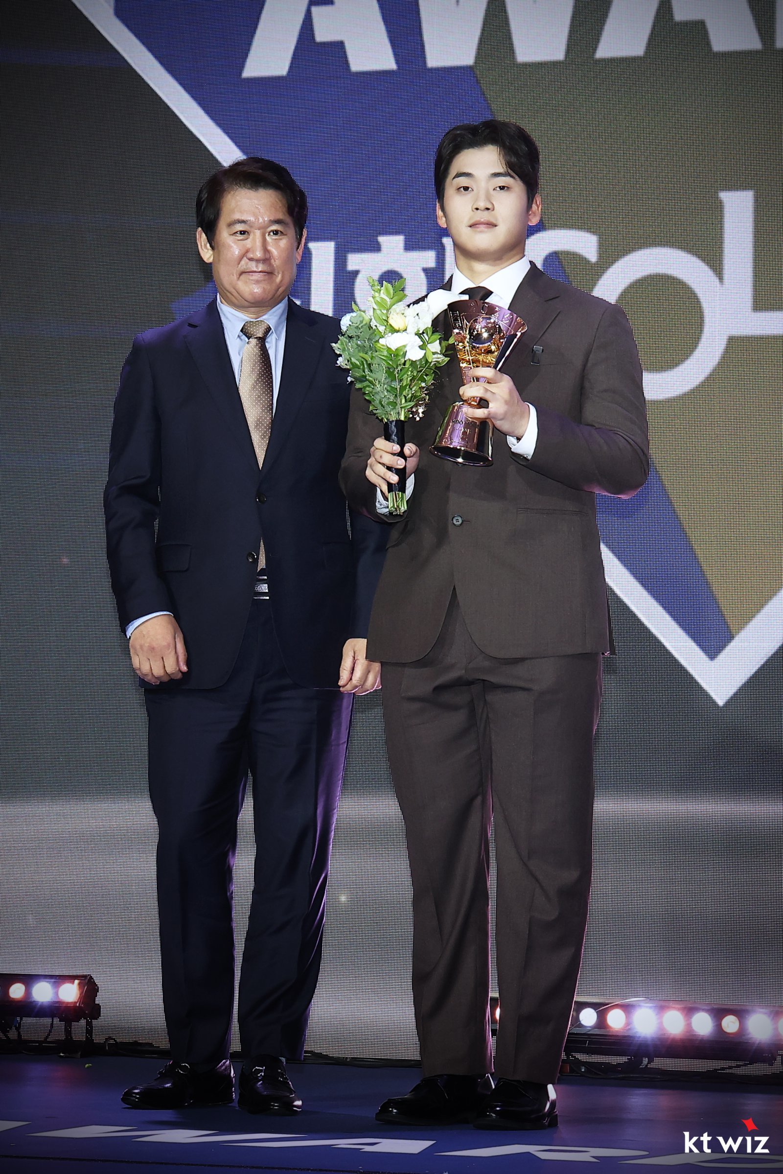KT 박영현(오른쪽)이 24일 서울 롯데호텔월드 크리스탈볼룸에서 열린 ‘2025 신한 SOL 뱅크 KBO 시상식’에서 세이브상을 수상한 뒤 조계현 KBO 전력강화위원장과 기념사진을 촬영하고 있다. 사진제공|KT 위즈