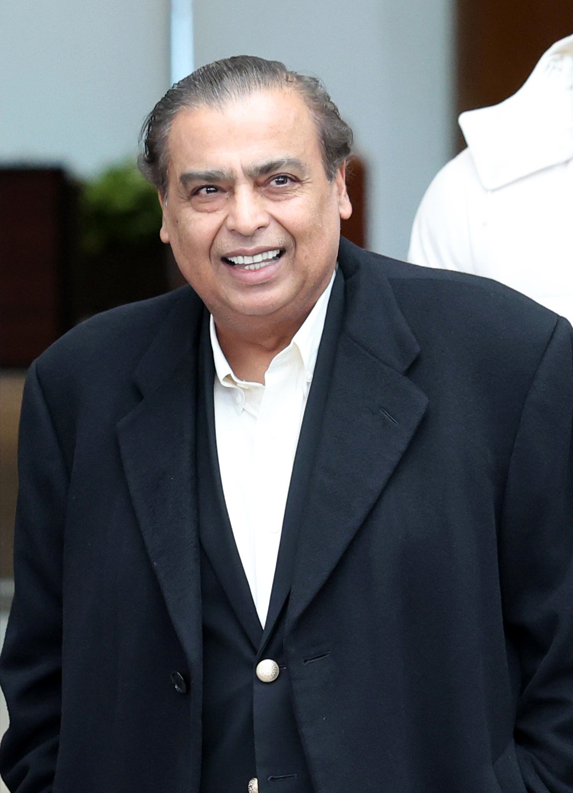 무케시 암바니 인도 릴라이언스 그룹 회장이 25일 서울 강서구 김포공항 비즈니스항공센터를 통해 입국하고 있다. 뉴시스